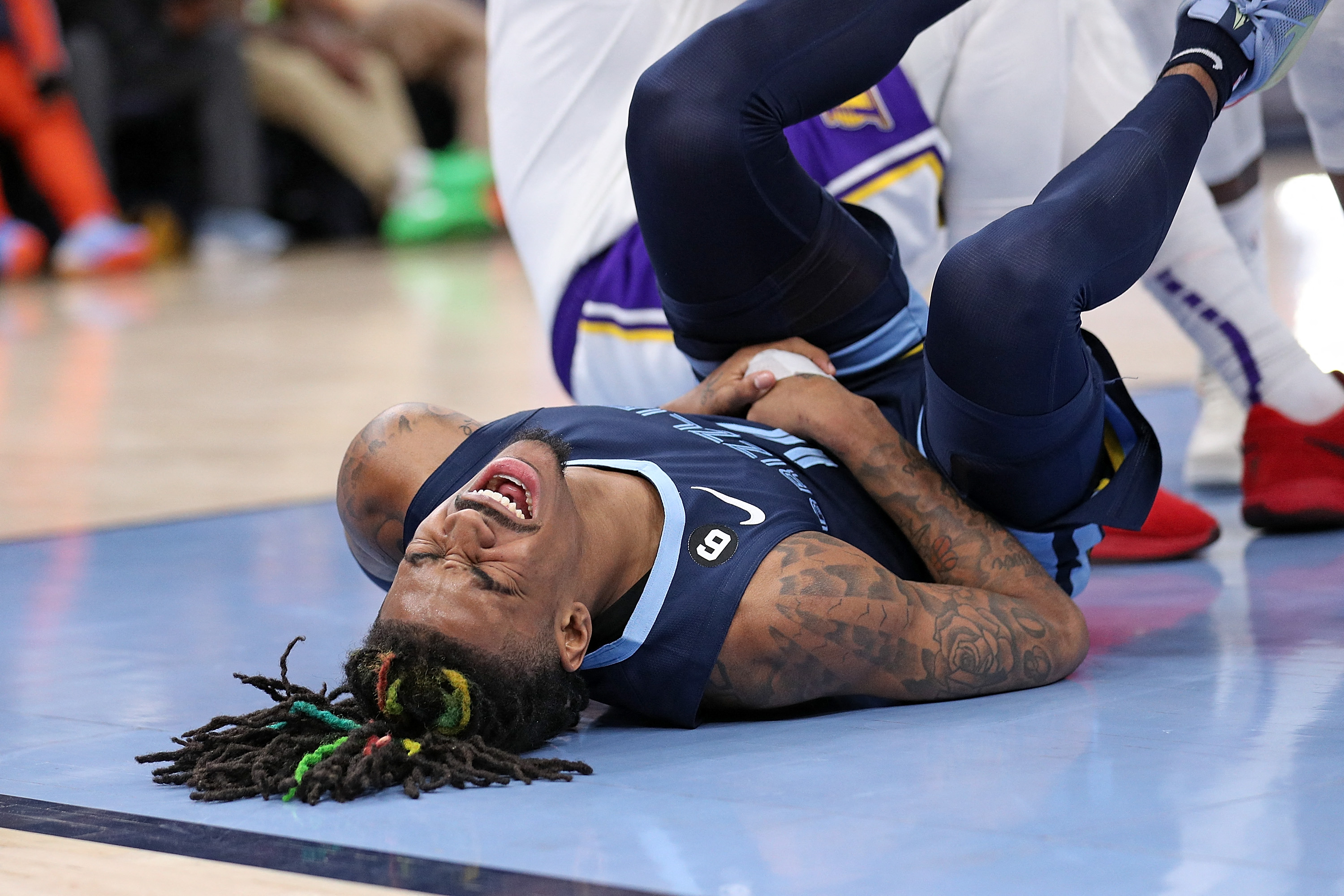 Guard Memphis Grizzlies Ja Morant mengalami cedera di Gim 1 playoff NBA melawan Los Angeles Lakers.