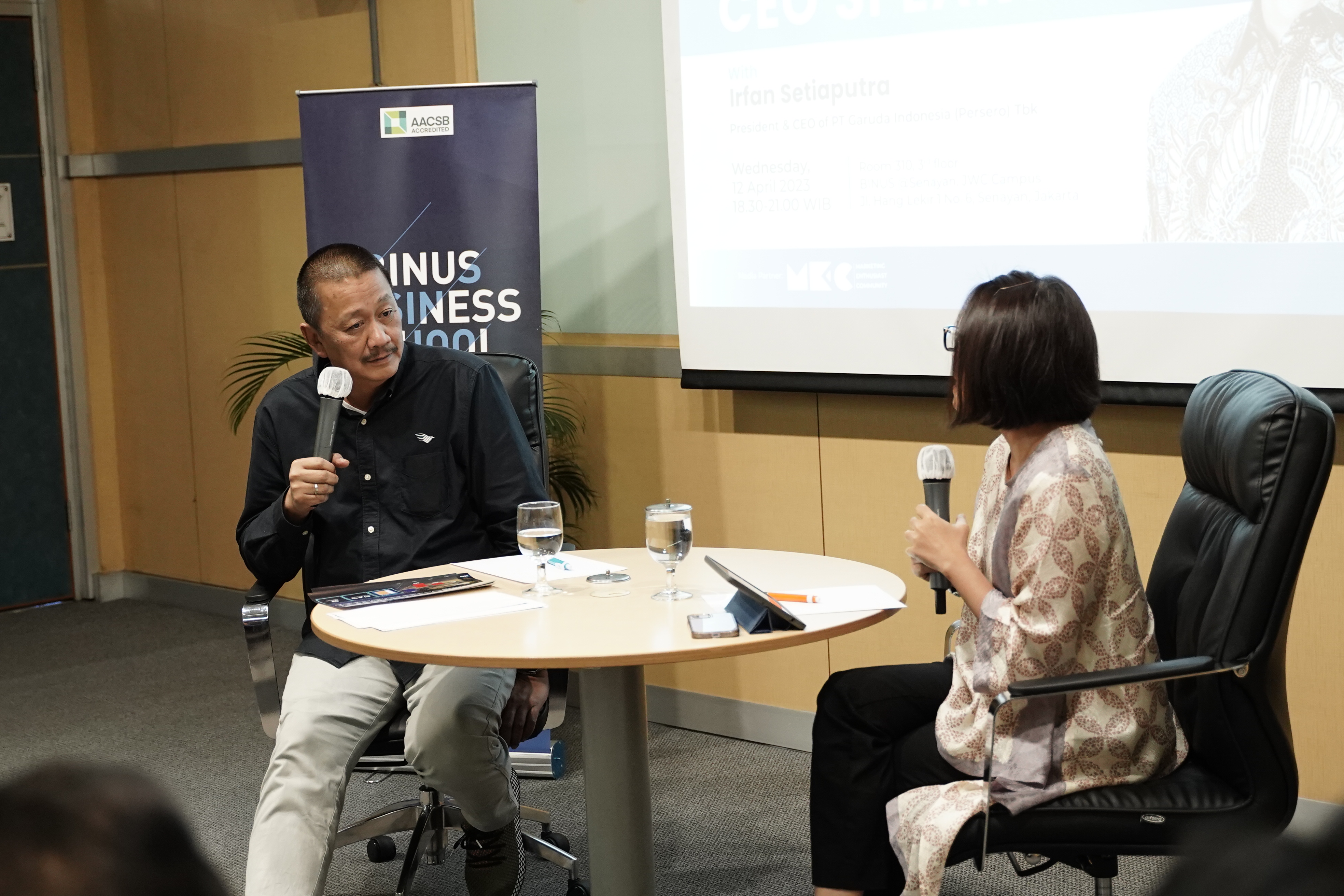 Dirut PT Garuda Indonesia (Persero) Tbk Irfan Setiaputra (kiri) pada acara CEO Speaks on Leadership di Binus University, Jakarta.