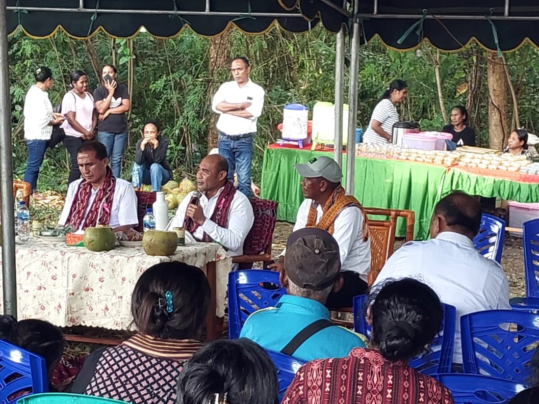 Gubernur NTT Viktor Bungtilu Laiskodat bersama Penjabat Bupati Flotim Doris Alexander Rihi saat berdiskusi dengan masyarakat Desa Tenawahan.