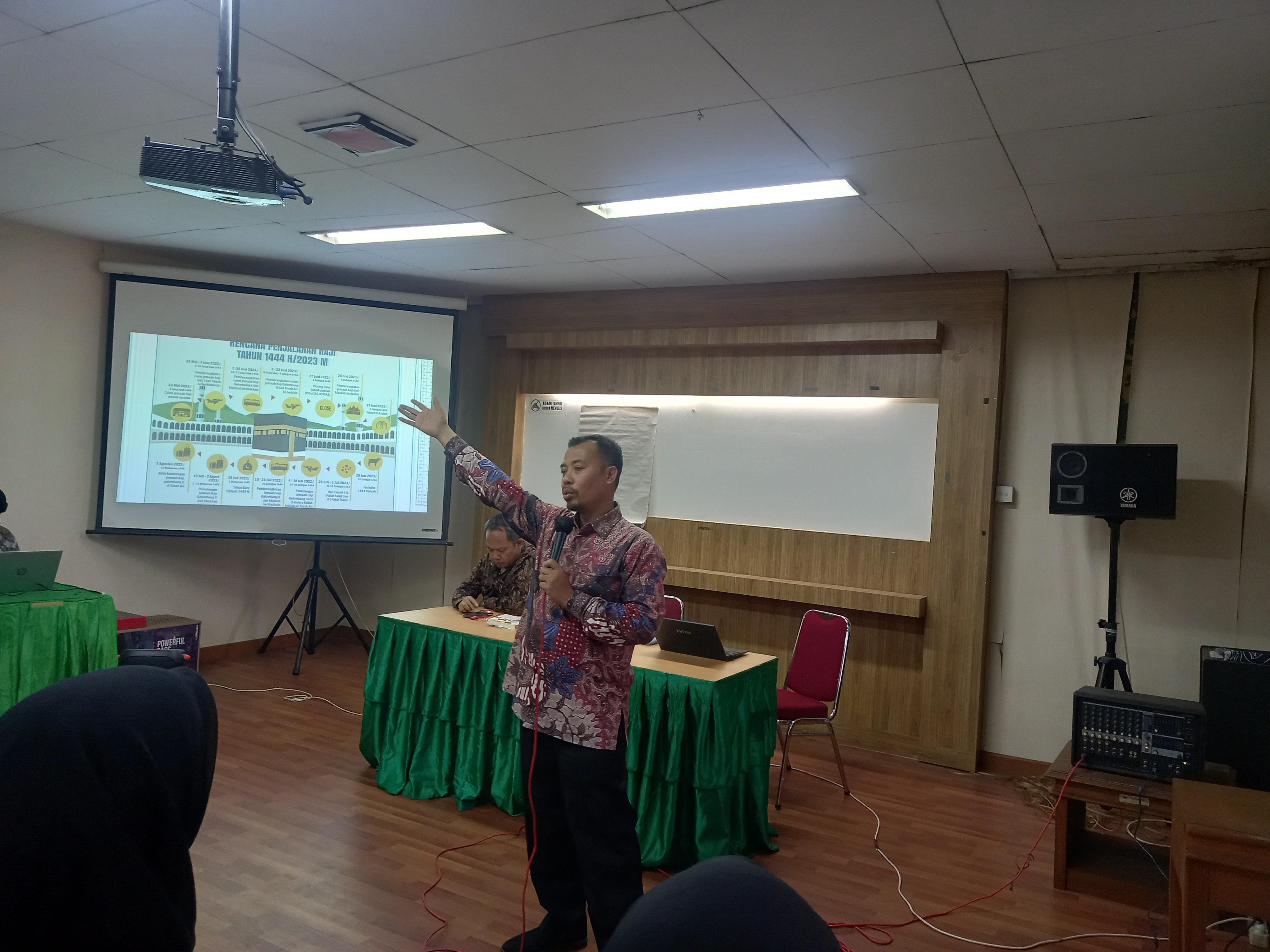 Kepala Seksi Humas Kementerian Agama Khoiron Durori memberi pembekalan kepada petugas Media Center Haji (MCH) 2023, di Asrama Haji, Jakarta