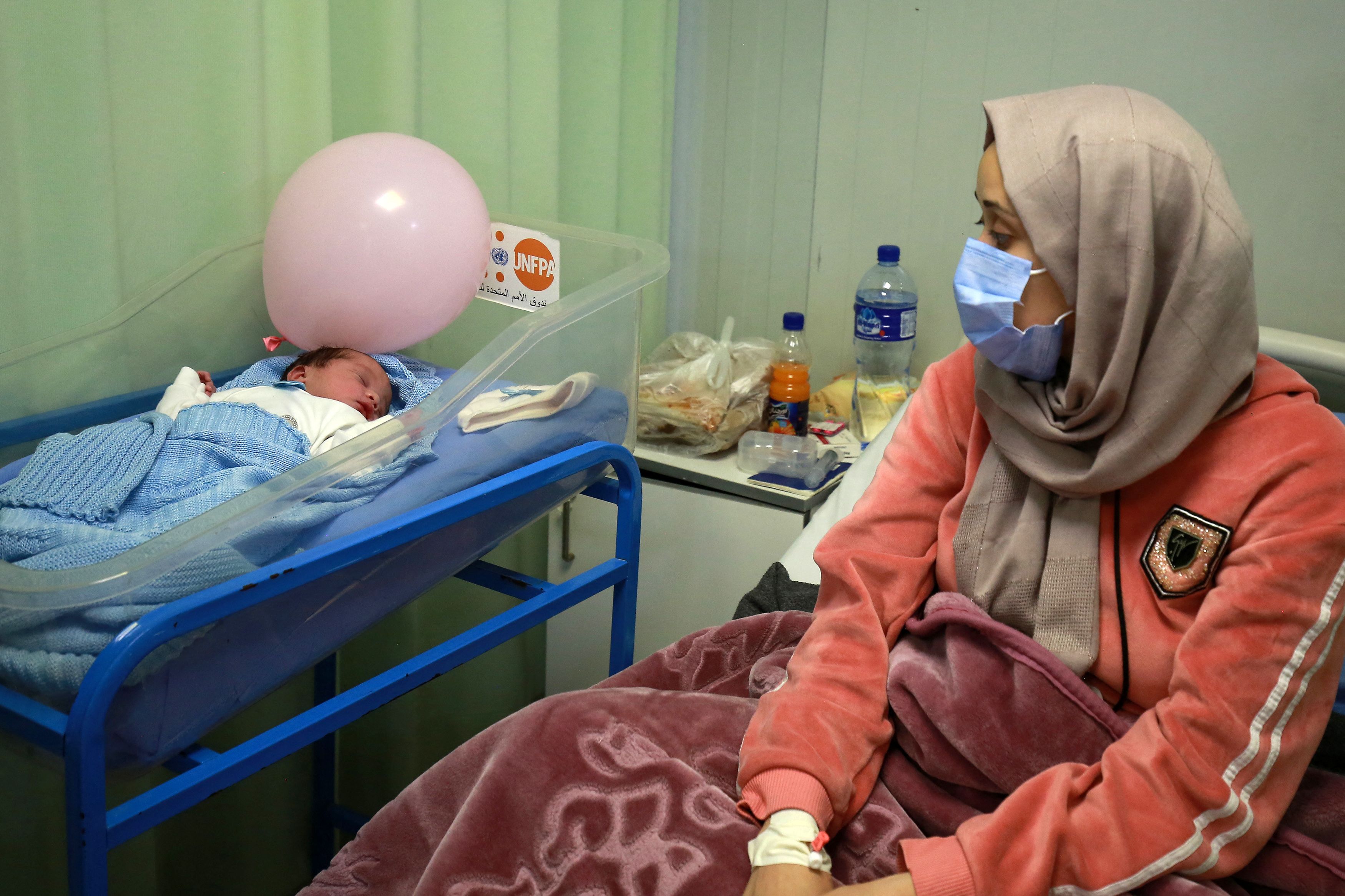 Pengungsi Suriah bersama bayinya yang baru lahir mendapat dukungan UNFP, mengenai kesehatan reproduksi