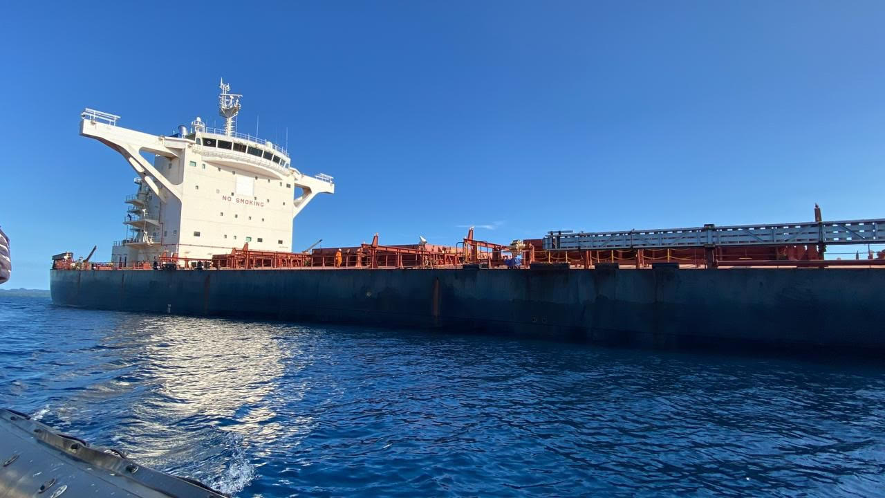 Kapal kargo bocor di Raja Ampat.
