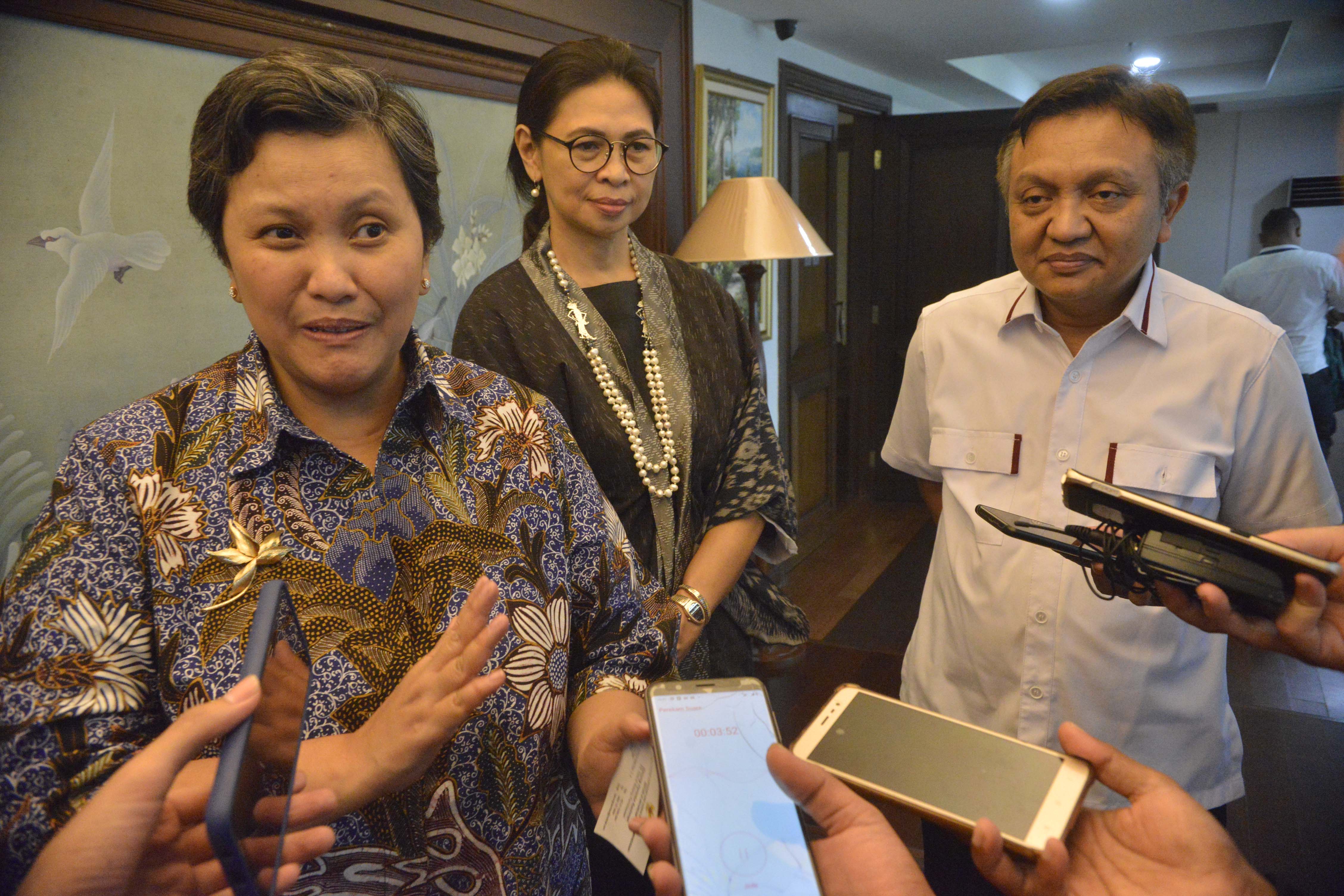 Hanung Harimba Rachman (kanan) memberikan keterangan setelah menyambang Kemenkop UKM membahas pengembangan perhiasan logam dari Jawa Tengah 