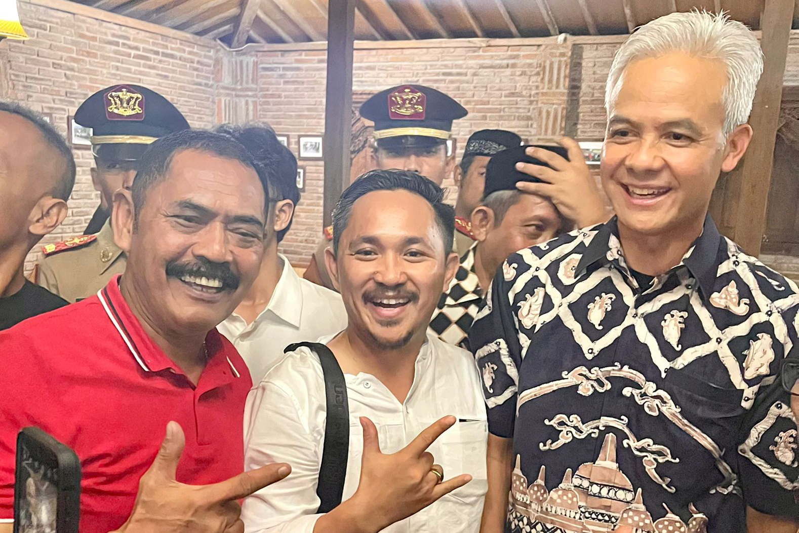 Ketua DPC PDIP Solo FX Hadi Rudyatmo (kiri), Ketua Umum Jargon Michael Kambong (tengah), dan Gubernur Jawa Tengah Ganjar Pranowo.