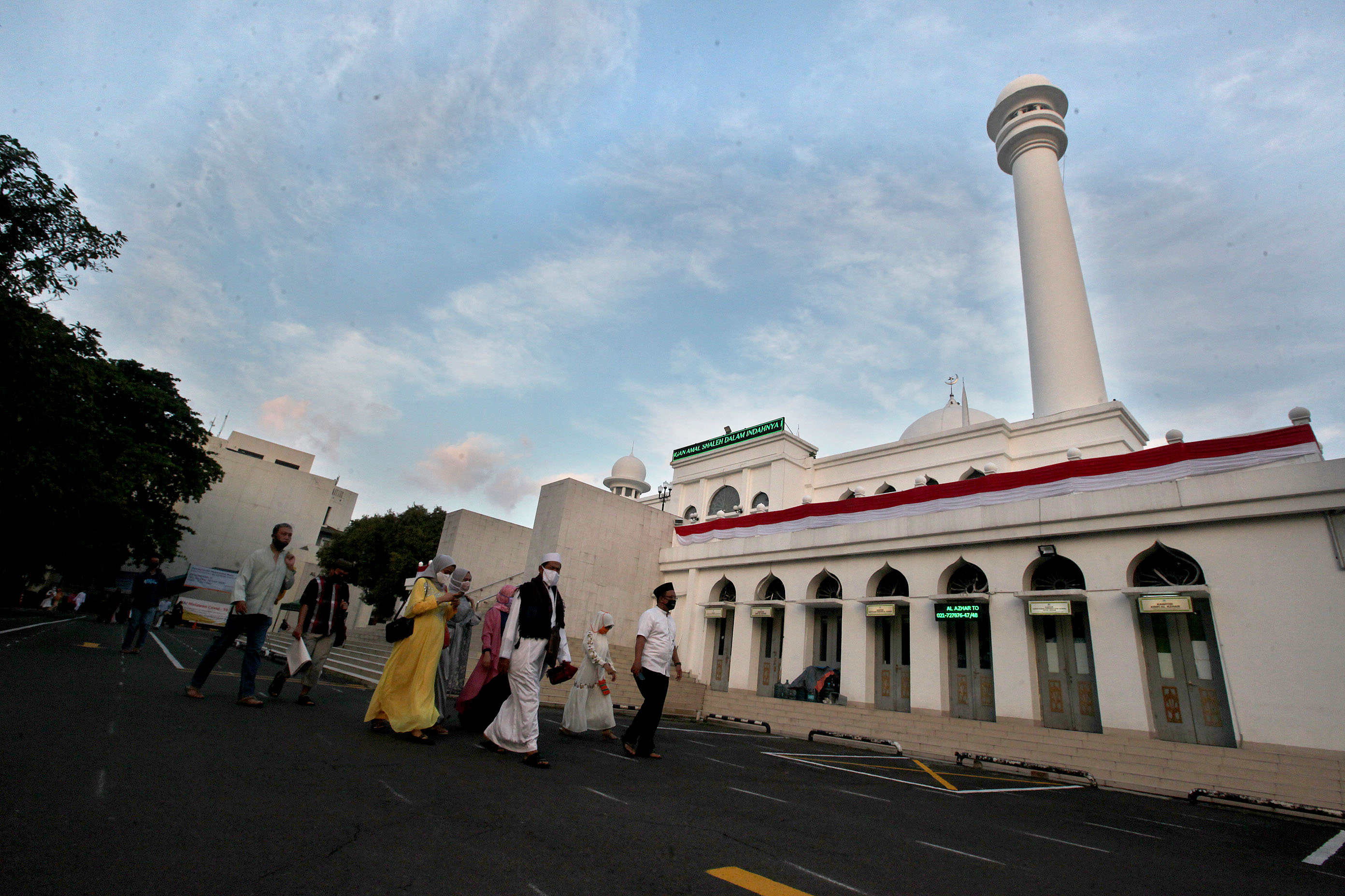 Umat Muslim melaksanakan Shalat Idul Adha di Masjid Al Azhar, Jakarta, Jumat (31/07/2020). 
