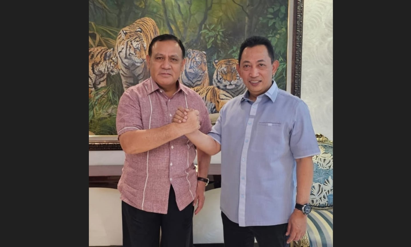 Ketua KPK Firli Bahuri (kiri) berfoto bersama dengan Kapolri Jenderal Listro Sigit Prabowo