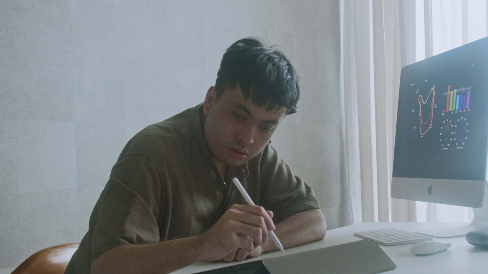 Seniman dari Kreaby mempelajari dampak ketukan binaural alfa terhadap individu yang memiliki frekuensi theta/beta rasio yang dominan.