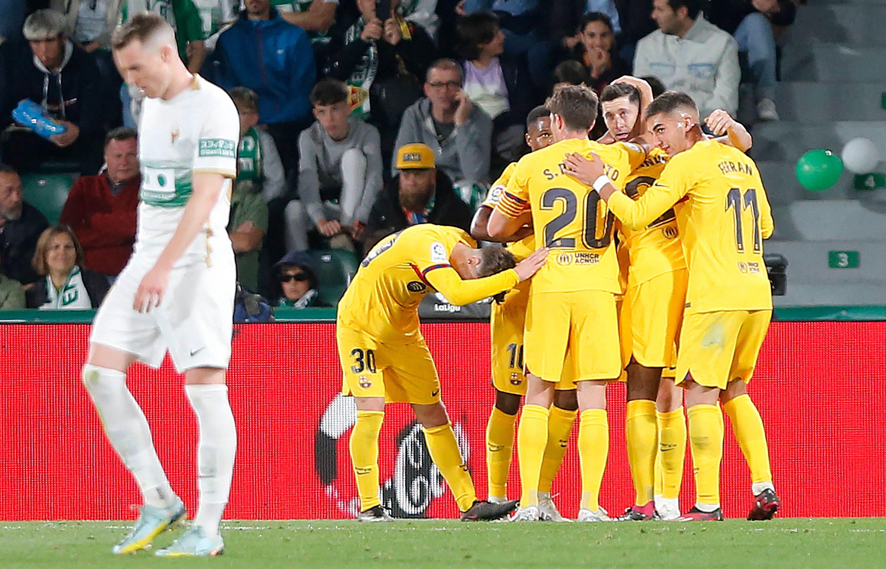 Para pemain Barcelona melakukan selebrasi usai mencetak gol ke gawang Elche di laga La Liga.