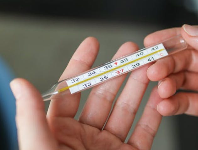 Ilustrasi - mengatasi demam dengan obat apotek