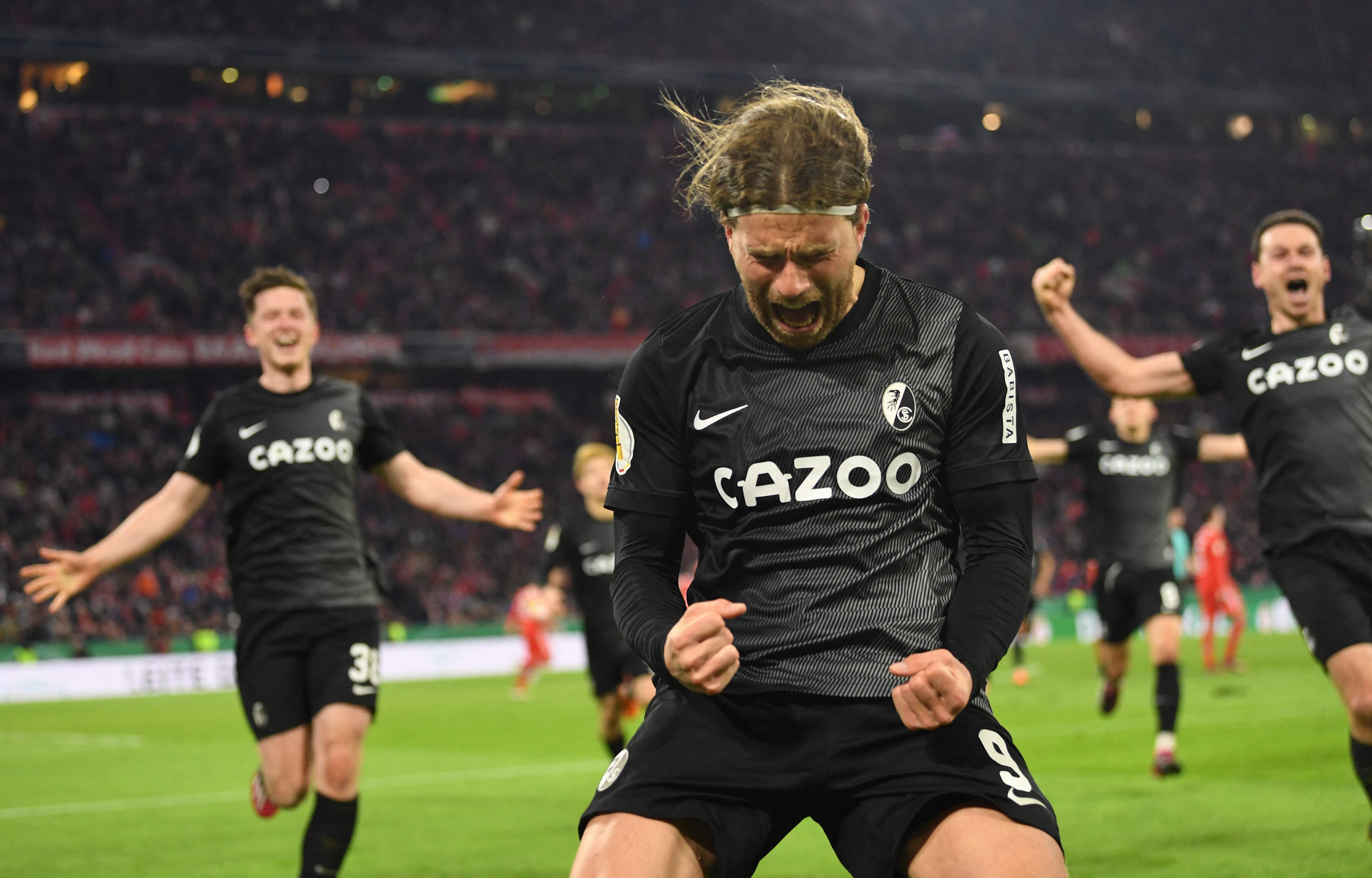 Penyerang Freiburg Lucas Hoeler melakukan selebrasi usai mencetak gol ke gawang Bayern Muenchen di laga DFB Pokal.