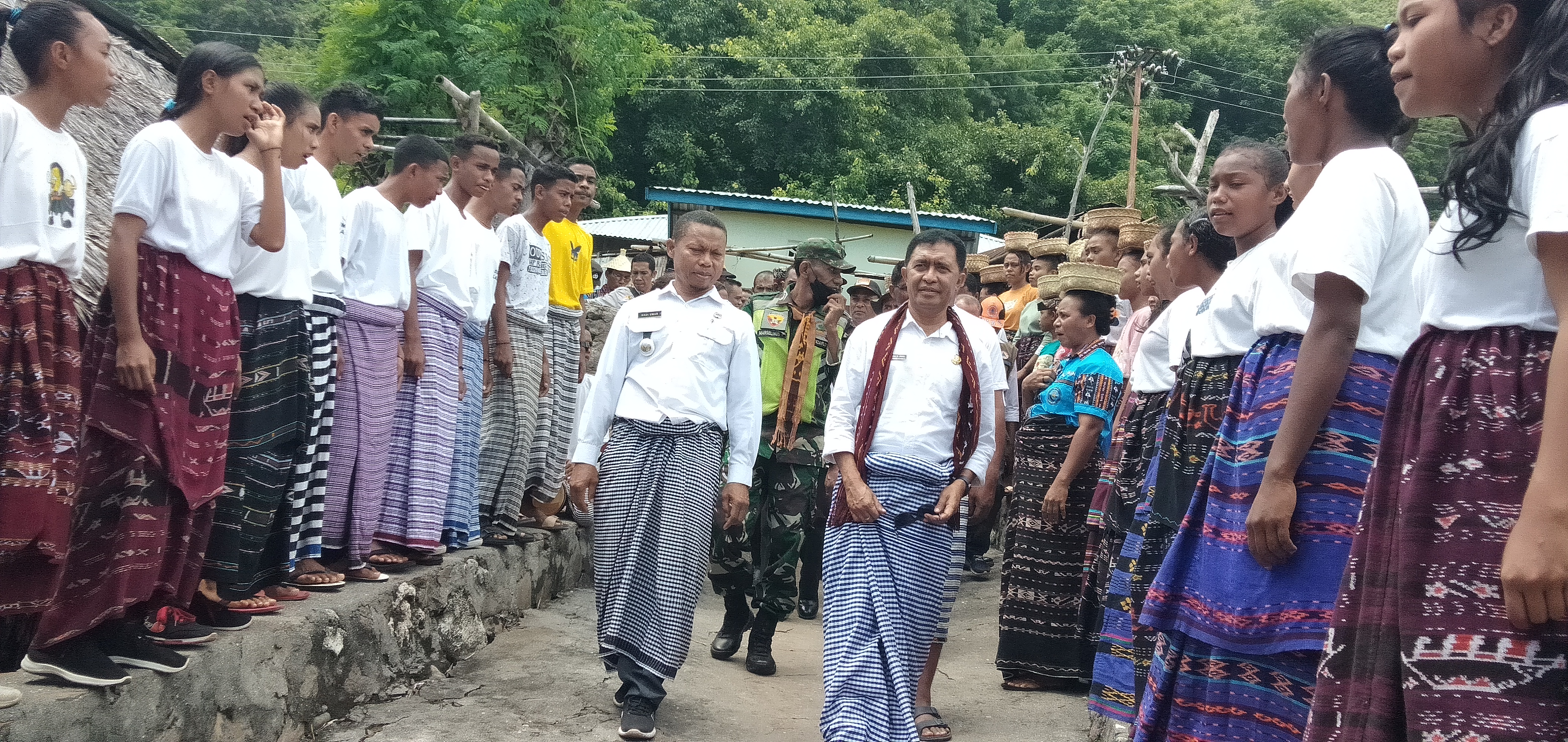 Penjabat Bupati Lembata Marsianus Jawa saat mengunjungi kampung nelayan di wilayahnya. 