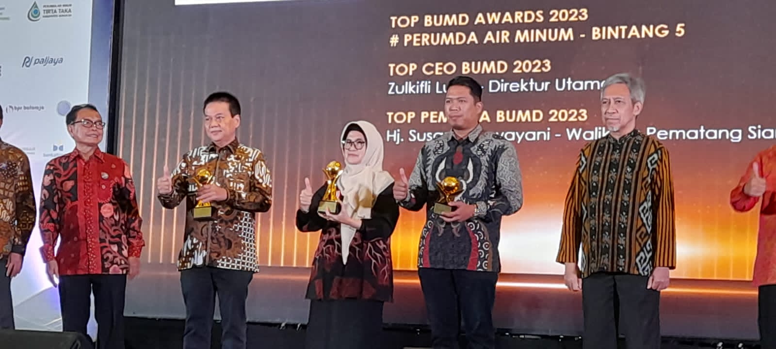 Wali Kota Pematang Siantar dr.Susanti Dewayani, SpA (tengah) kembali menerima TOP Pembina BUMD Awards 2023.