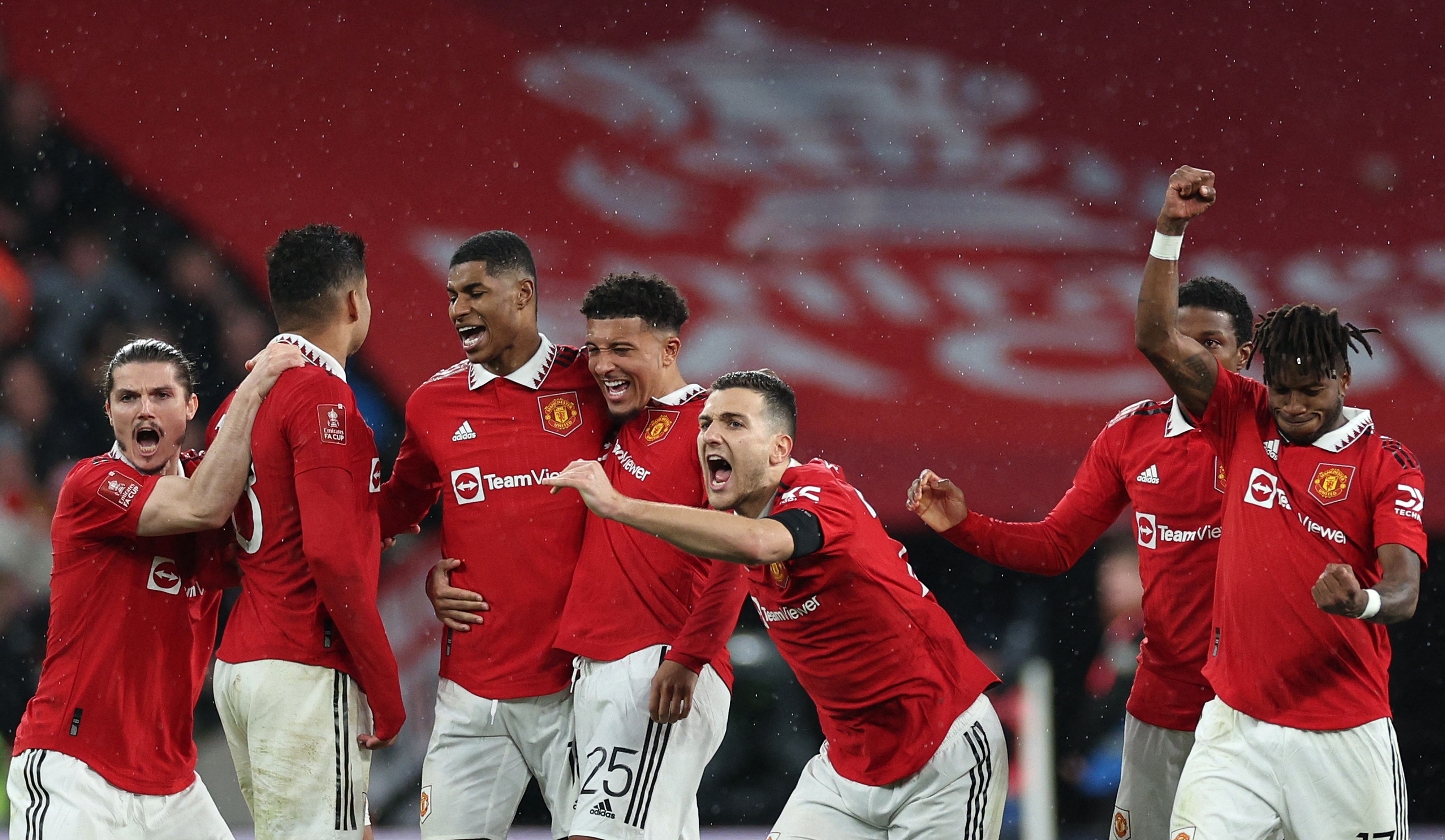 Para pemain Manchester United melakukan selebrasi usai menang adu penalti atas Brighton and Hove Albion di semifinal Piala FA.