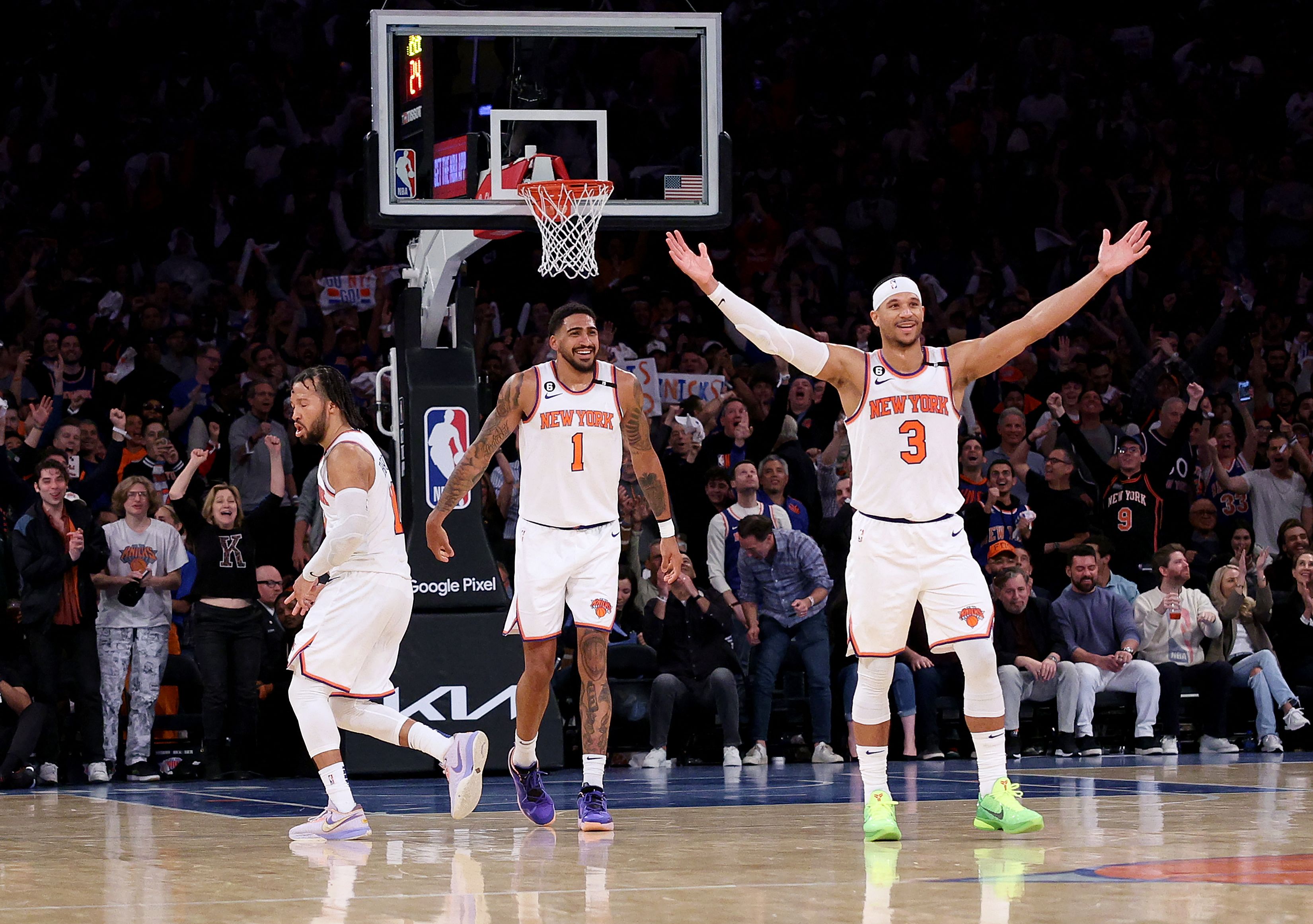 Para pemain New York Knicks melakukan selebrasi usai mencetak poin dalam laga playoff NBA melawan Cleveland Cavaliers.