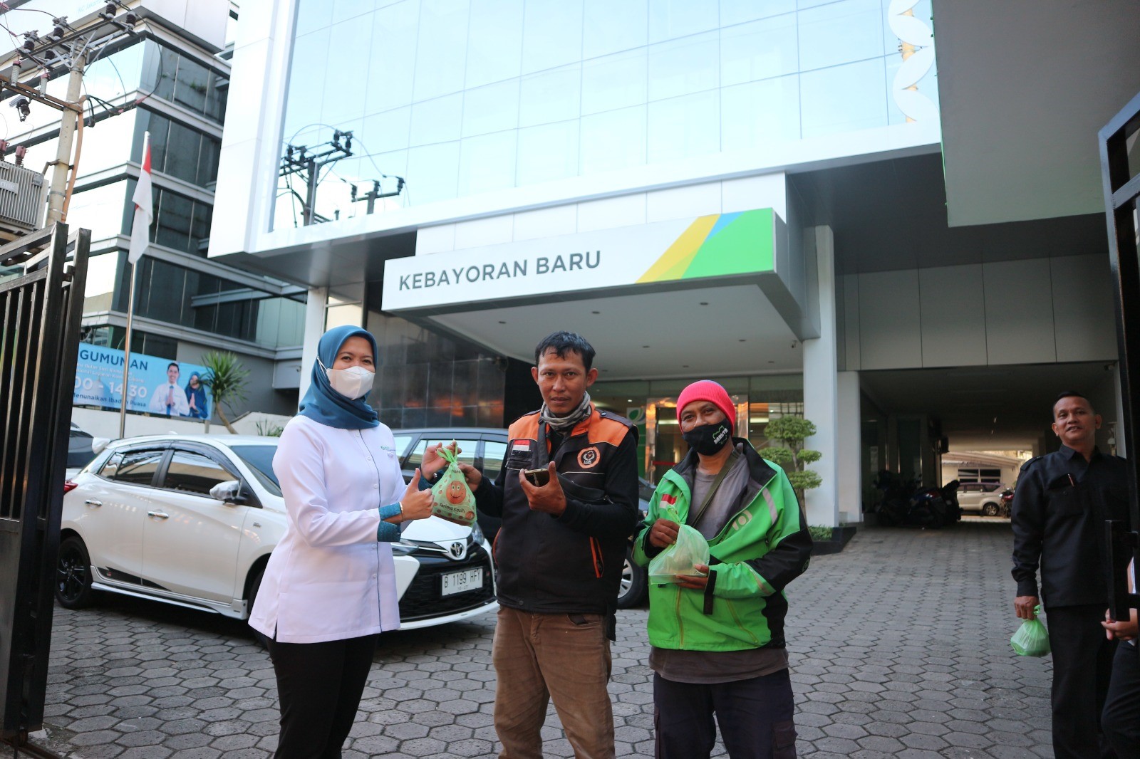 Kantor Cabang BPJAMSOSTEK Jakarta Kebayoran Baru turut serta membagikan makanan takjil kepada warga masyarakat pengguna jalan.