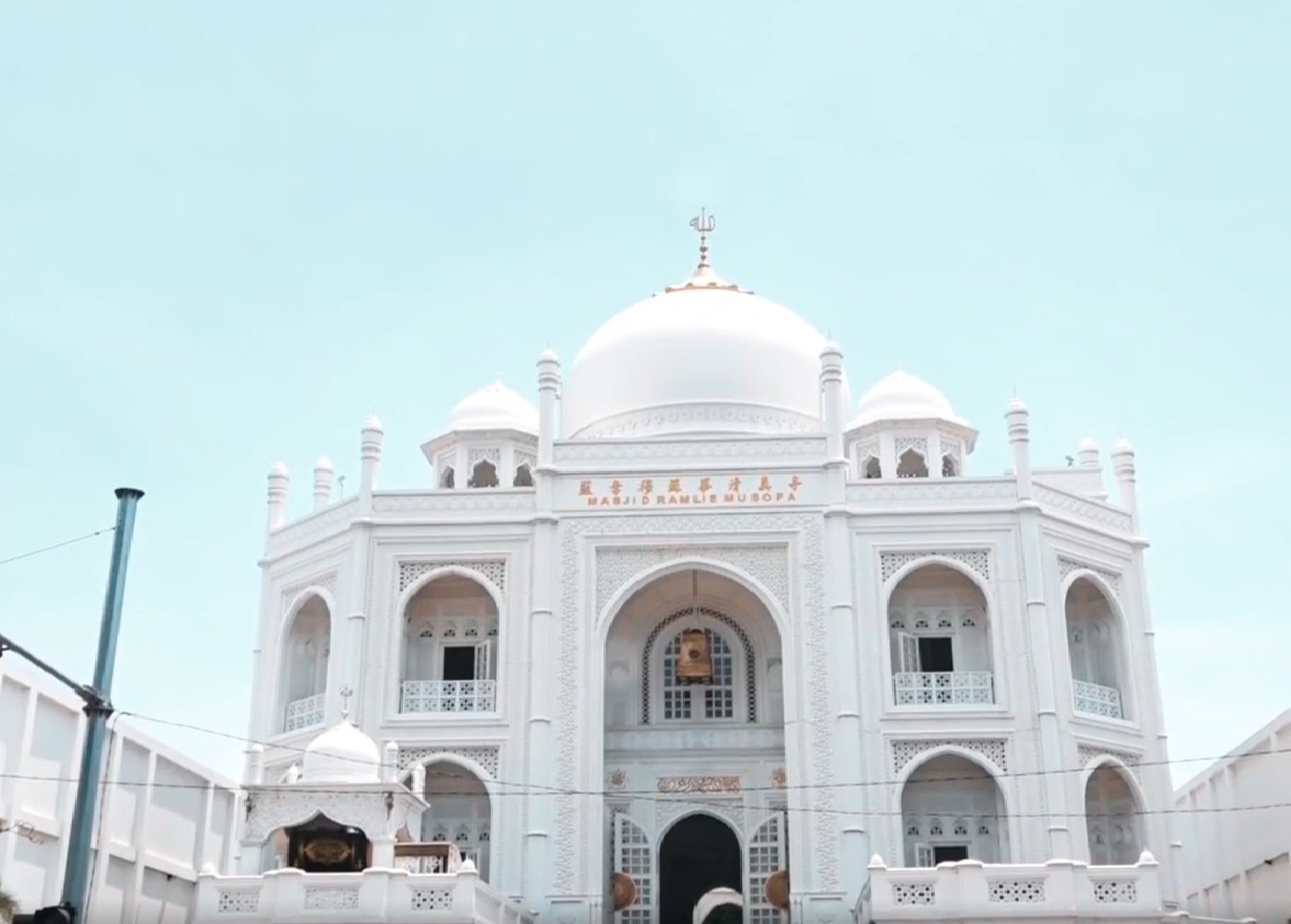 Masjid Ramlie Musofa di Sunter, Jakarta Utara, yang mirip Taj Mahal.