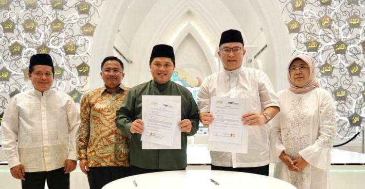 Ketua Umum MES Erick Thohir (ketiga kiri) dan Ketua Umum ICMI Arif Satria bersepakat melakukan kerja sama mendorong ekonomi syairah.