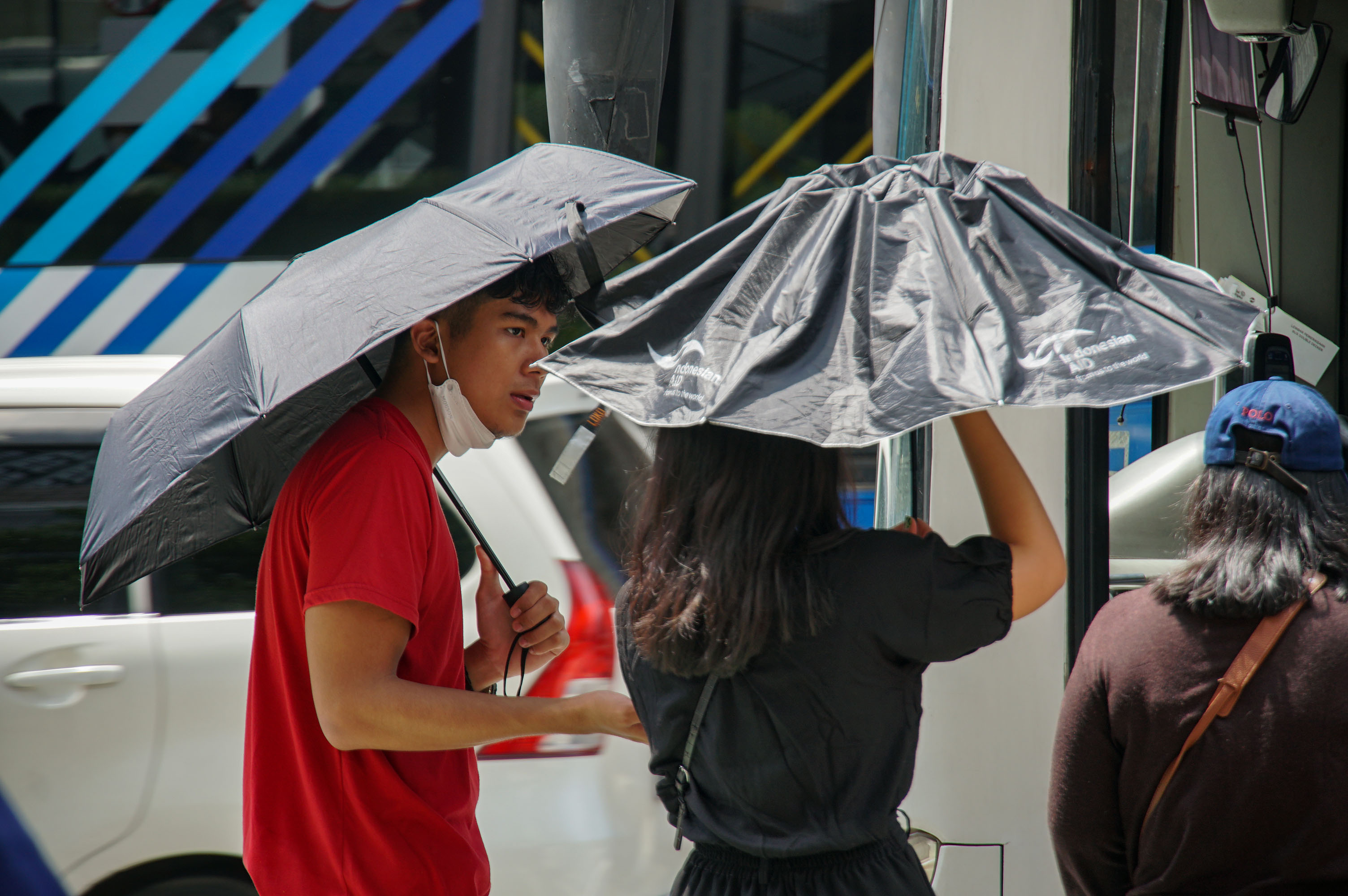Warga berjalan di tengah cuaca terik di kawasan Bundaran HI, Jakarta, Selasa (25/4).