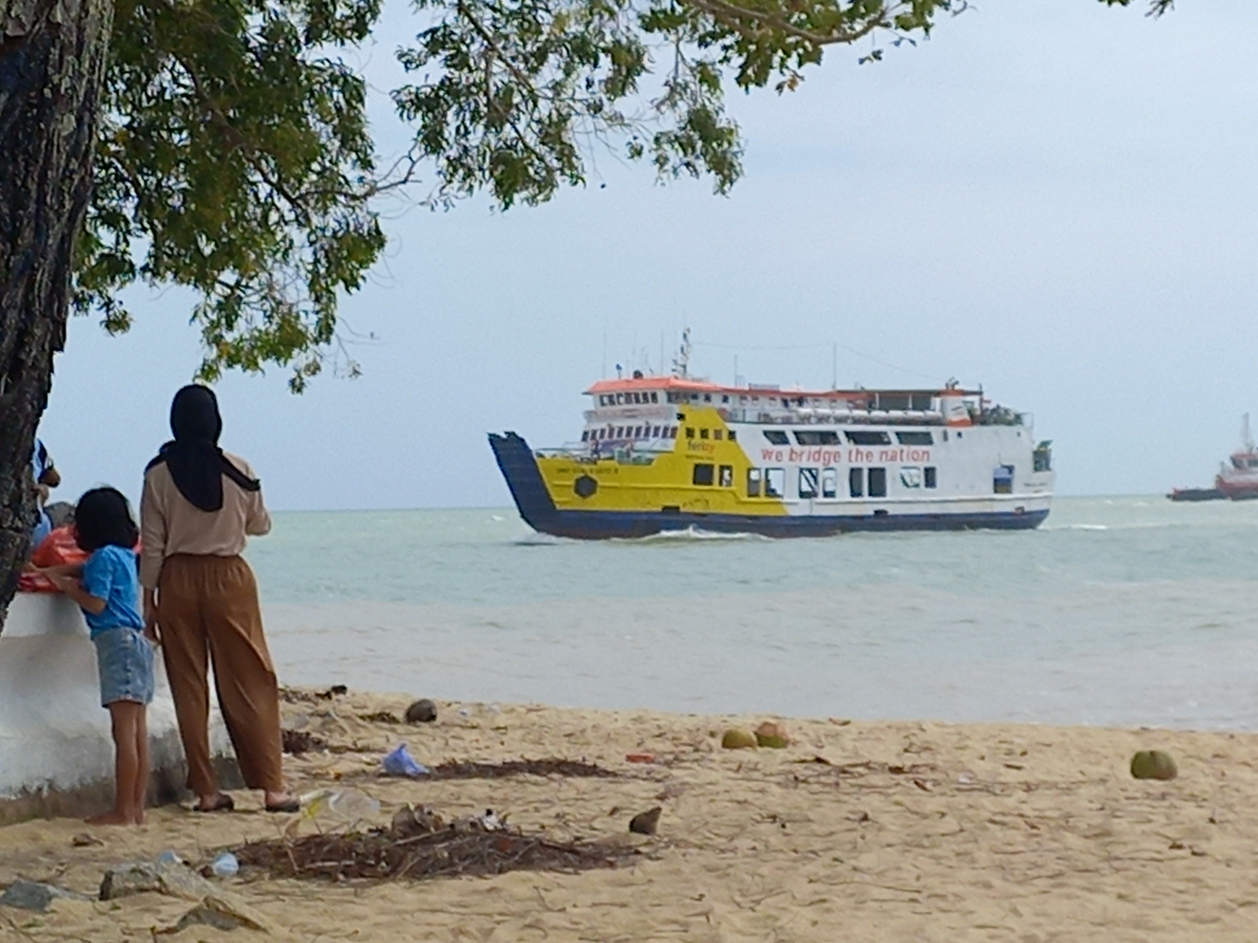 Warga melihat kapal feri yang melayani penyeberangan antara Bangka-Sumatra Selatan