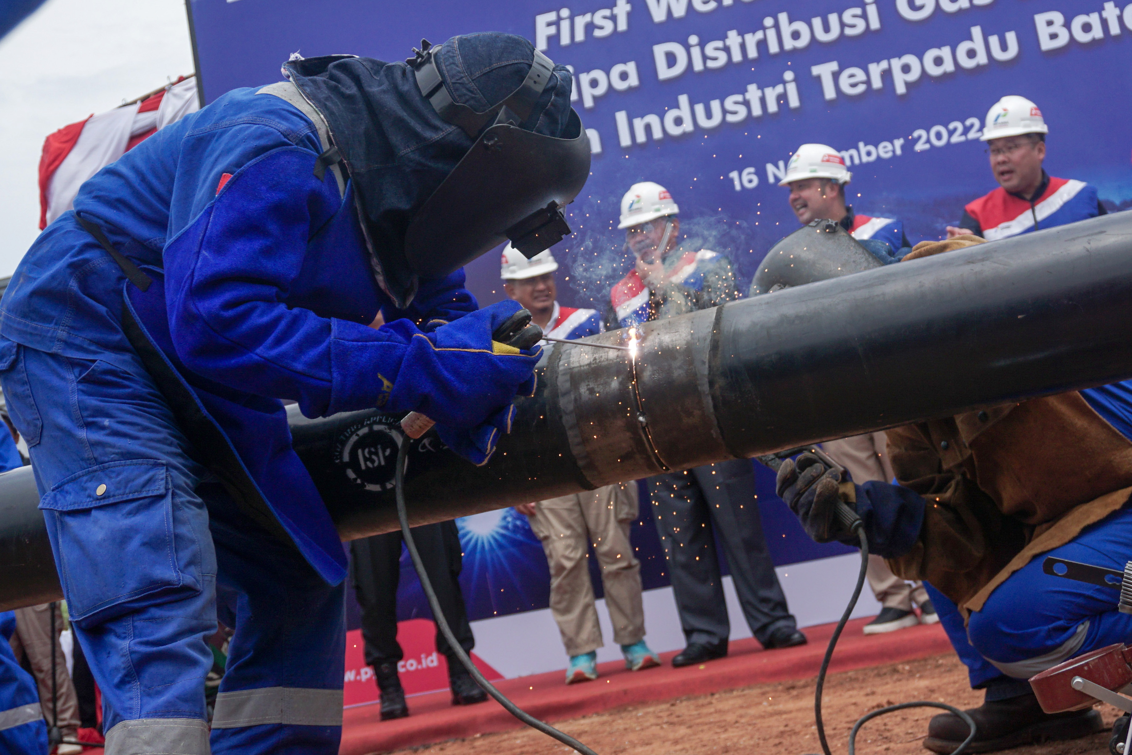 Ilustrasi pemasangan jalur pipa gas