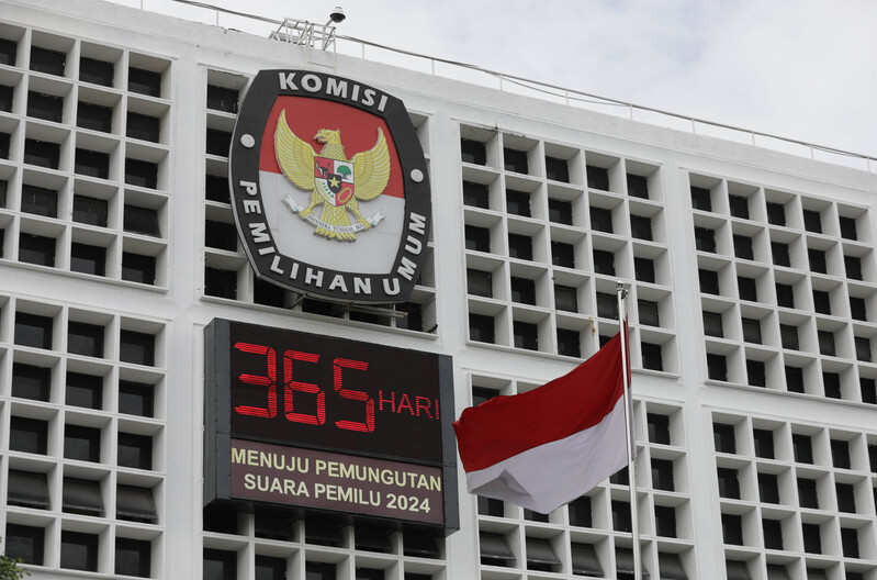 Papan digital hitung mundur satu tahun menuju pemungutan suara Pemilu 2024 terpasang di kantor KPU Pusat, Jakarta.