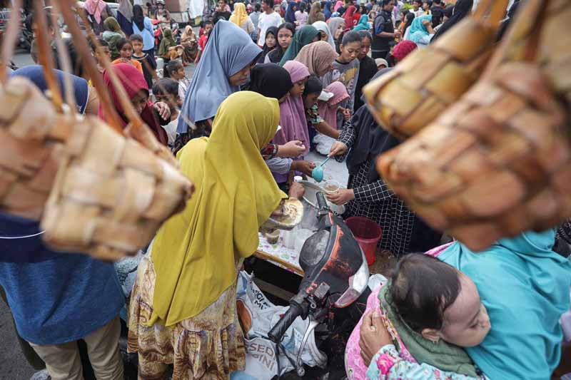 Ilustrasi - Tradisi lebaran ketupat.