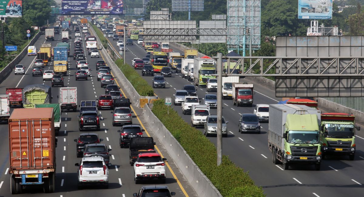 Ilustrasi: sejumlah kendaraan berat pengangkut barang melintas di ruas tol Tangerang-Merak di Tangerang, Banten. 