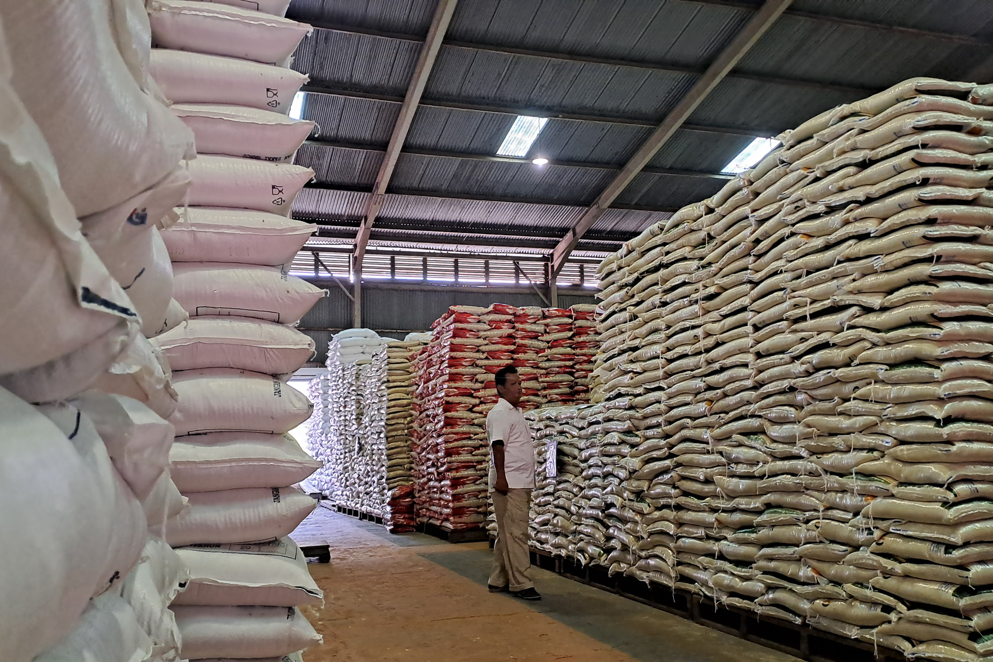 Petugas gudang milik Bulog Wilayah Sumsel-Babel sedang mengecek stok beras medium kemasan 10 kg yang akan disalurkan ke masyarakat.