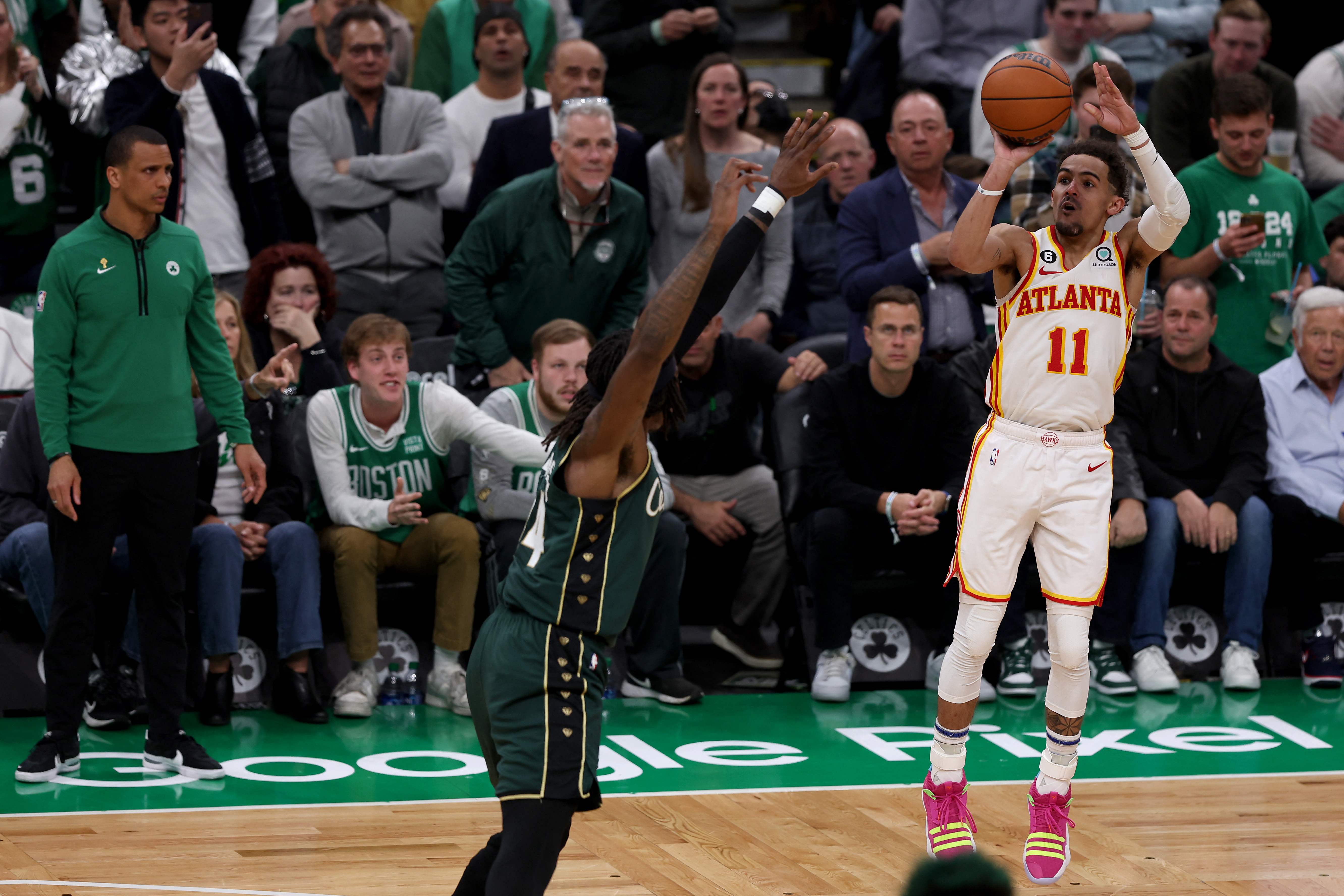 Pebasket Atlanta Hawks Trae Young melepaskan tembakan dalam laga playoff NBA melawan Boston Celtics.