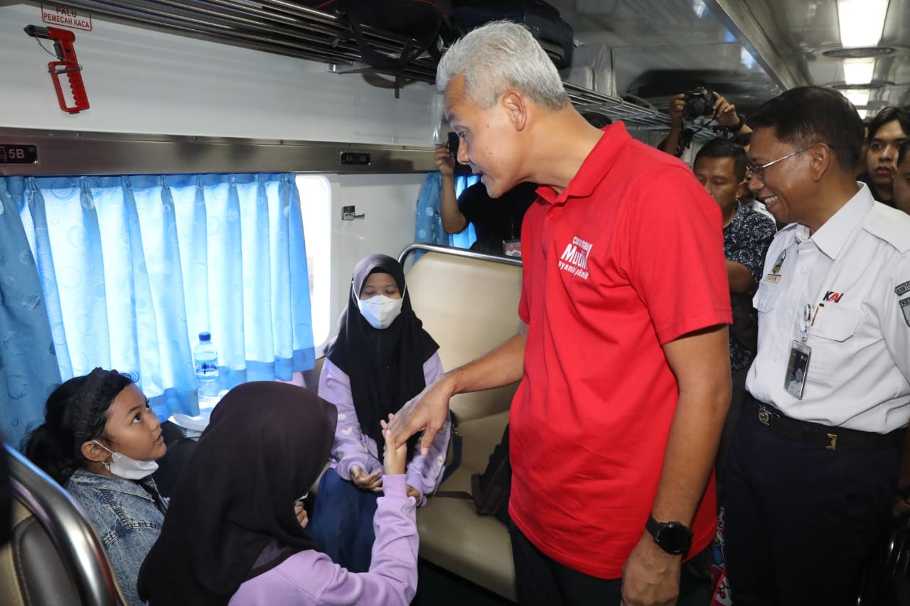 Sambil Blusukan, Ganjar Lepas Kereta Mudik Gratis Kloter Kedua Rute Jakarta-Solo