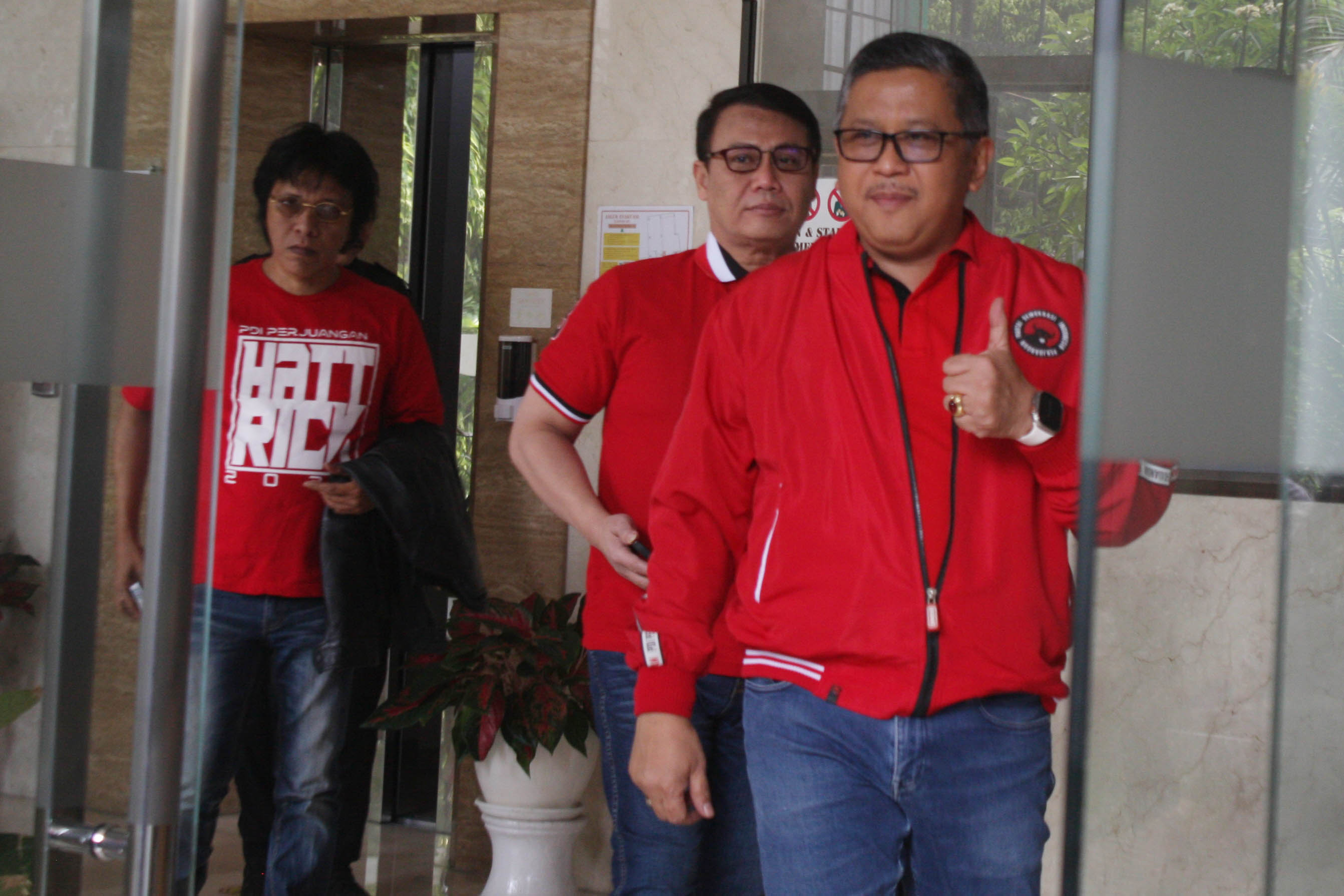 Sekjen PDIP Hasto Kristiyanto (tengah) bersama dengan Ahmad Basarah (kanan) dan Adian Napitupulu (kiri) memberikan keterangan kepada wartwan