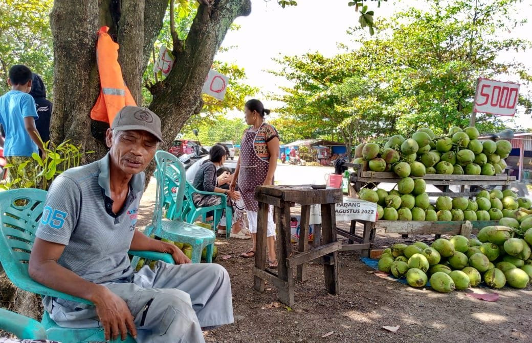 Pedagang kelapa muda dadakan di Pantai Padang Taplau.