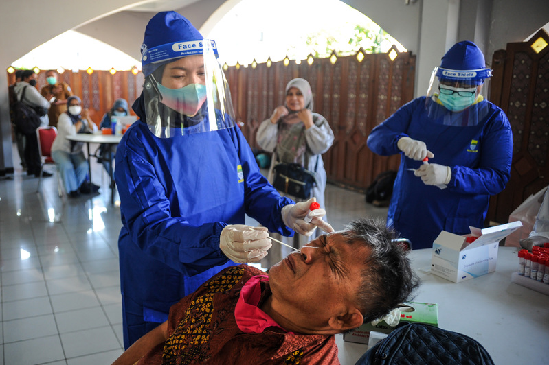 Petugas kesehatan mengambil sampel tes PCR untuk memeriksa kasus covid-19.