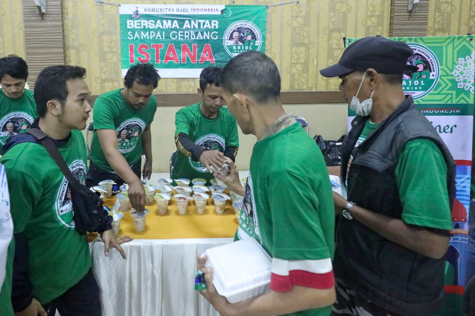 Driver ojek online di Kabupaten Bandung mengikuti bazar kuliner Ramadan 