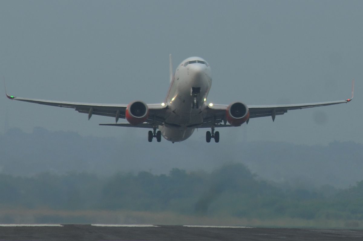 Ilustrasi pesawat komersial lepas landas