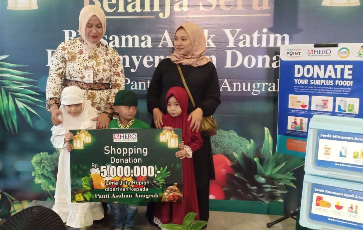 Panti asuhan Anugerah mendapat bantuan dari Hero Supermarket.