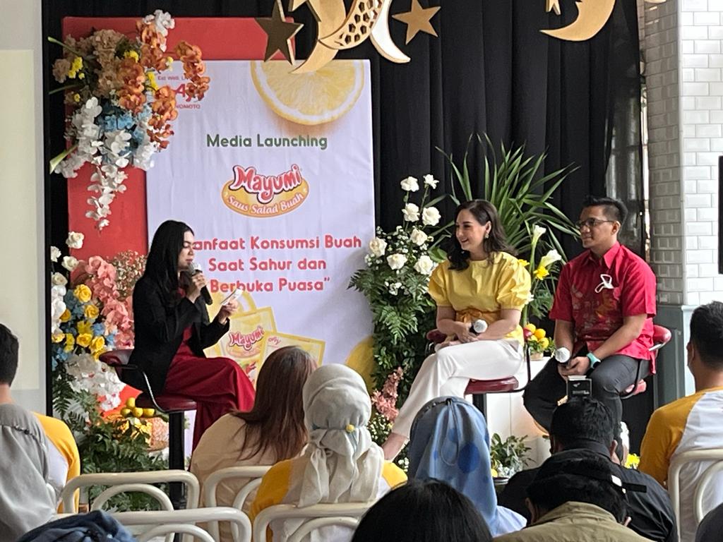 Perusahaan Ajinomoto meluncurkan produk Mayumi® Saus Salad Buah di Jakarta, Selasa (11/4).
