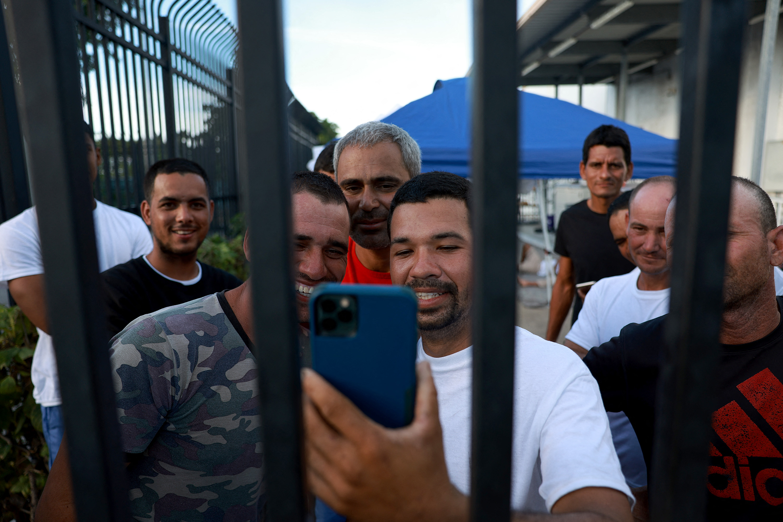 Warga Kuba yang masuk ke AS secara ilegal ditahan di Kantor Patroli Perbatasan Bea Cukai dan Perlindungan Perbatasan AS di Florida, AS.  