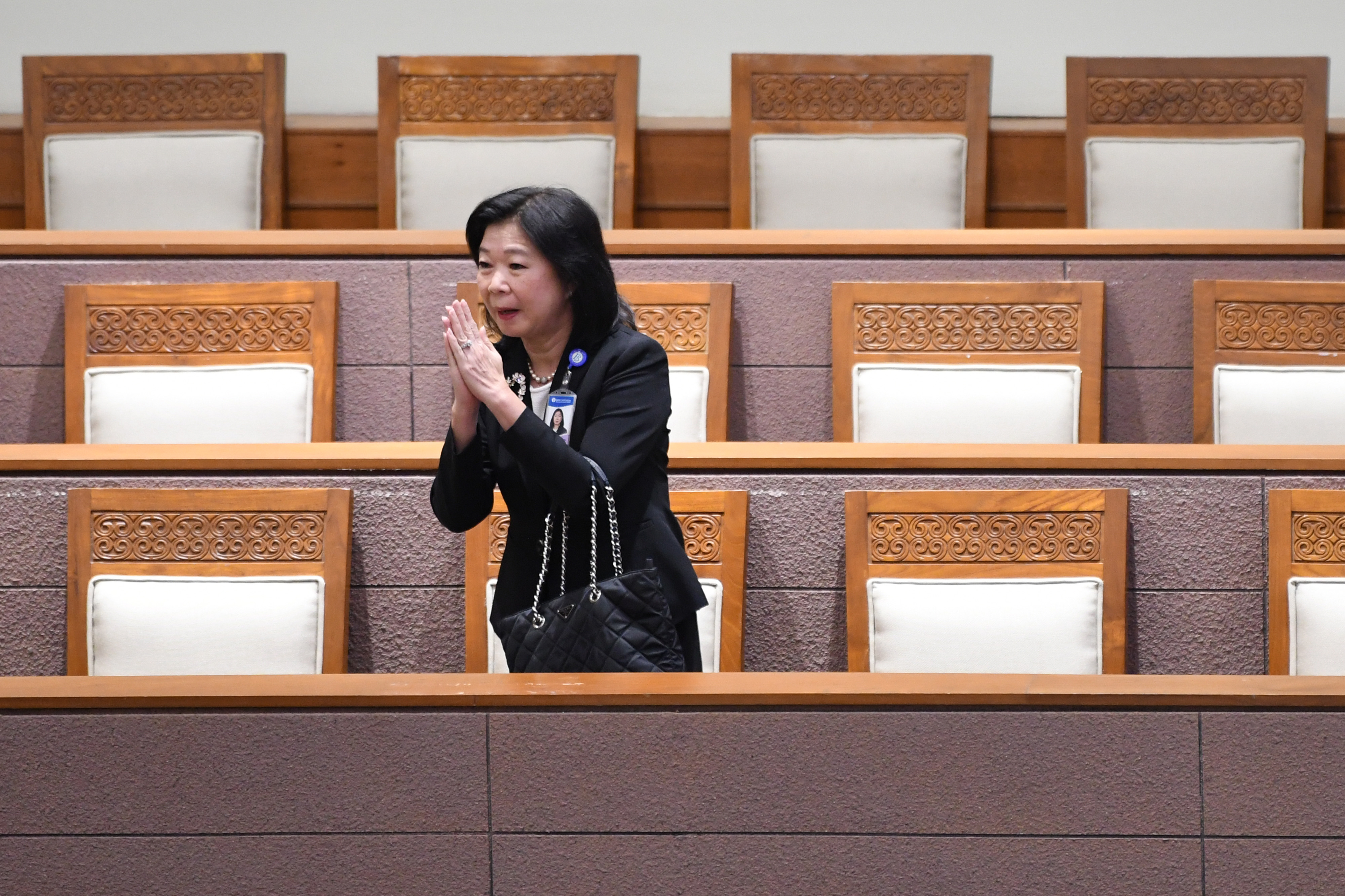 Deputi Gubernur Bank Indonesia (BI) terpilih Filianingsih Hendrata (kedua kanan) memberikan salam kepada para anggota DPR 