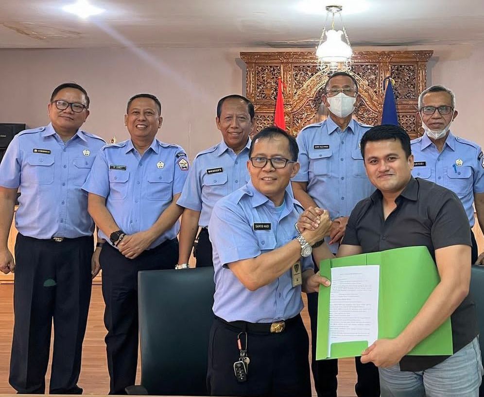 Pengusaha Ridho Pandoe (kanan depan) dipercaya untuk memimpin PT Adi Makmur Berkah (AMB).