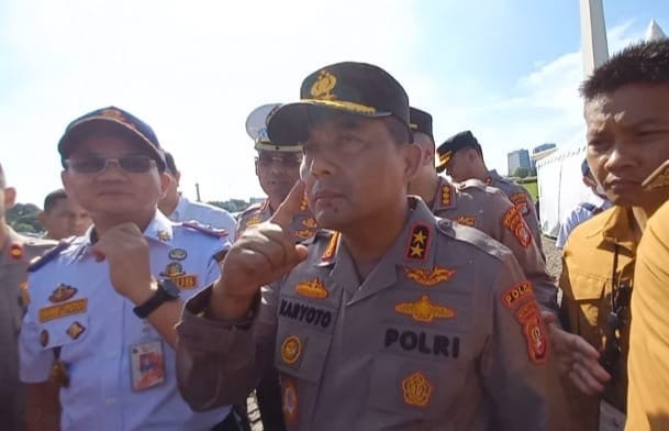 Kapolda Metro Jaya Irjen Kartoyo memilih menutup mulutnya dengan jari telunjuk ketika ditanya perkembangan kasus Firli.