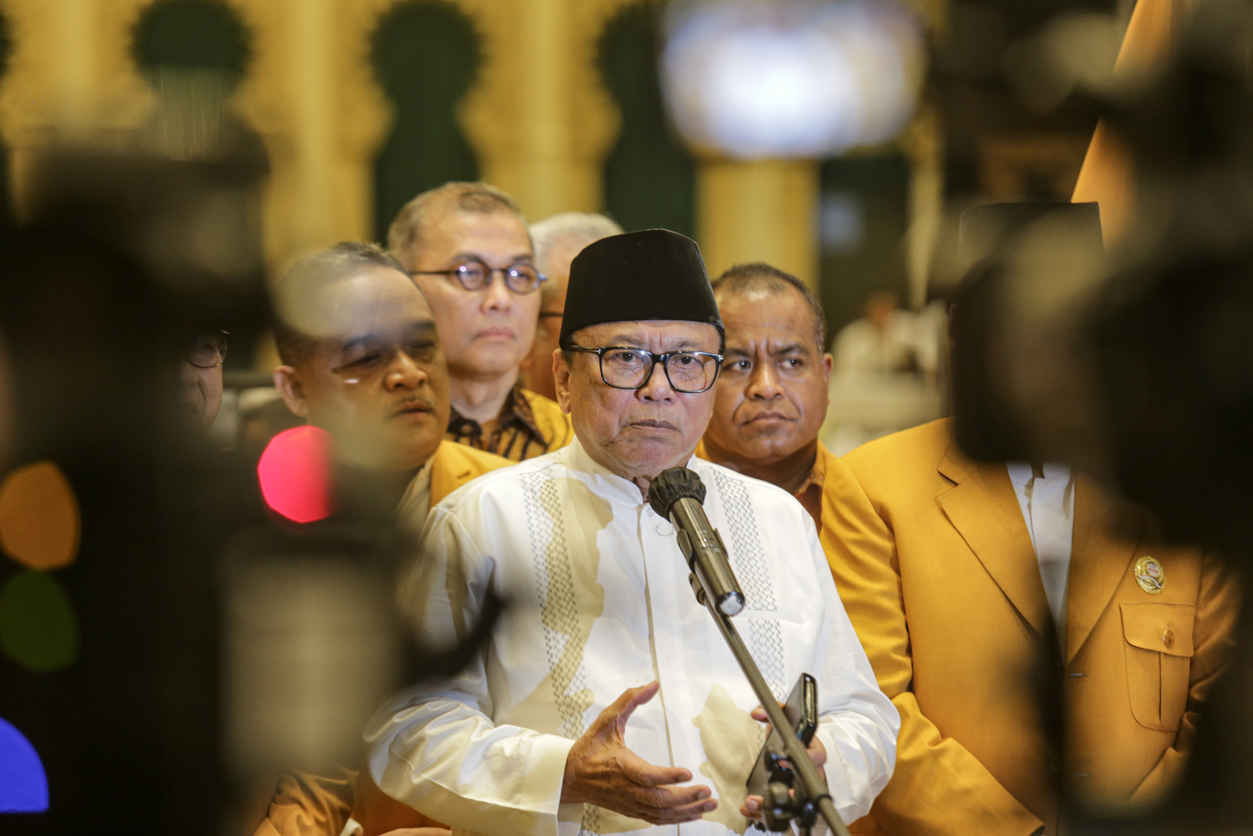 Ketum Hanura Oesman Sapta memberikan keterangan pers terkait dukungannya kepada capres Ganjar Pranowo dalam Pilpres 2024, Sabtu (22/4)