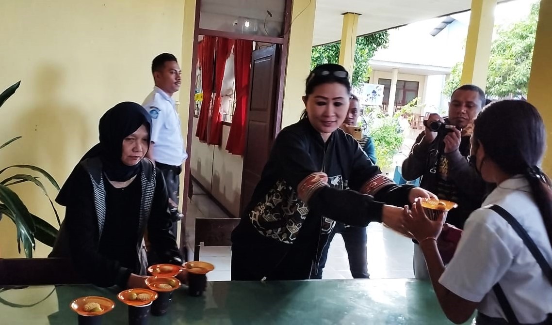 Ketua Dekranasda NTT Julie Laiskodat menggelar acara sosial di SMA Negeri 6 Kupang