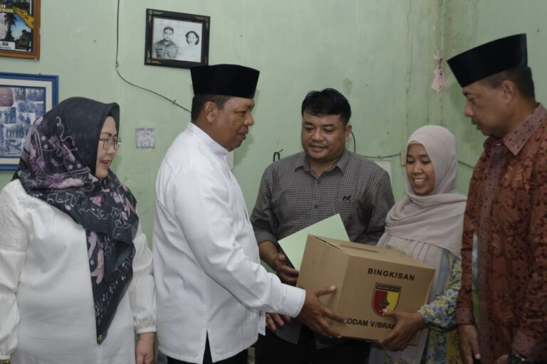 Pangdam V/Brawijaya Mayjen TNI Farid Makruf saat memberi bantuan kepada seorang prajurit TNI.