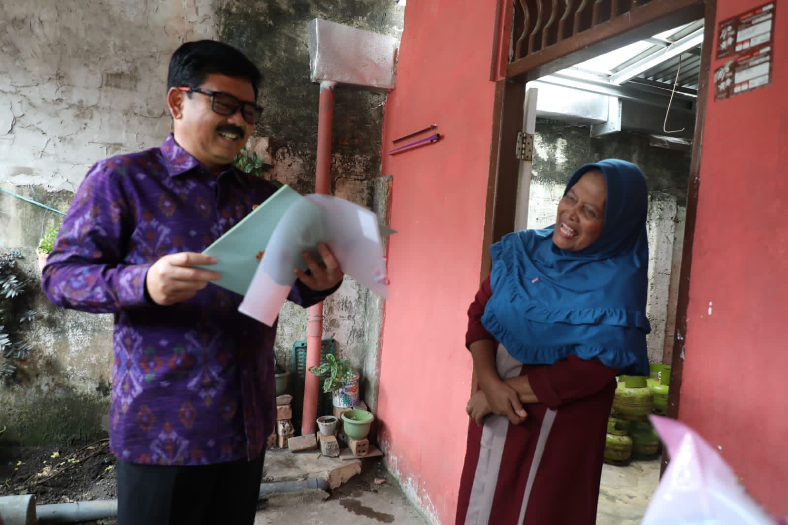 Menteri ATR/BPN Hadi Tjahjanto membagikan sertifikat tanah di  Plaju Ilir Kota Palembang, Sumsel