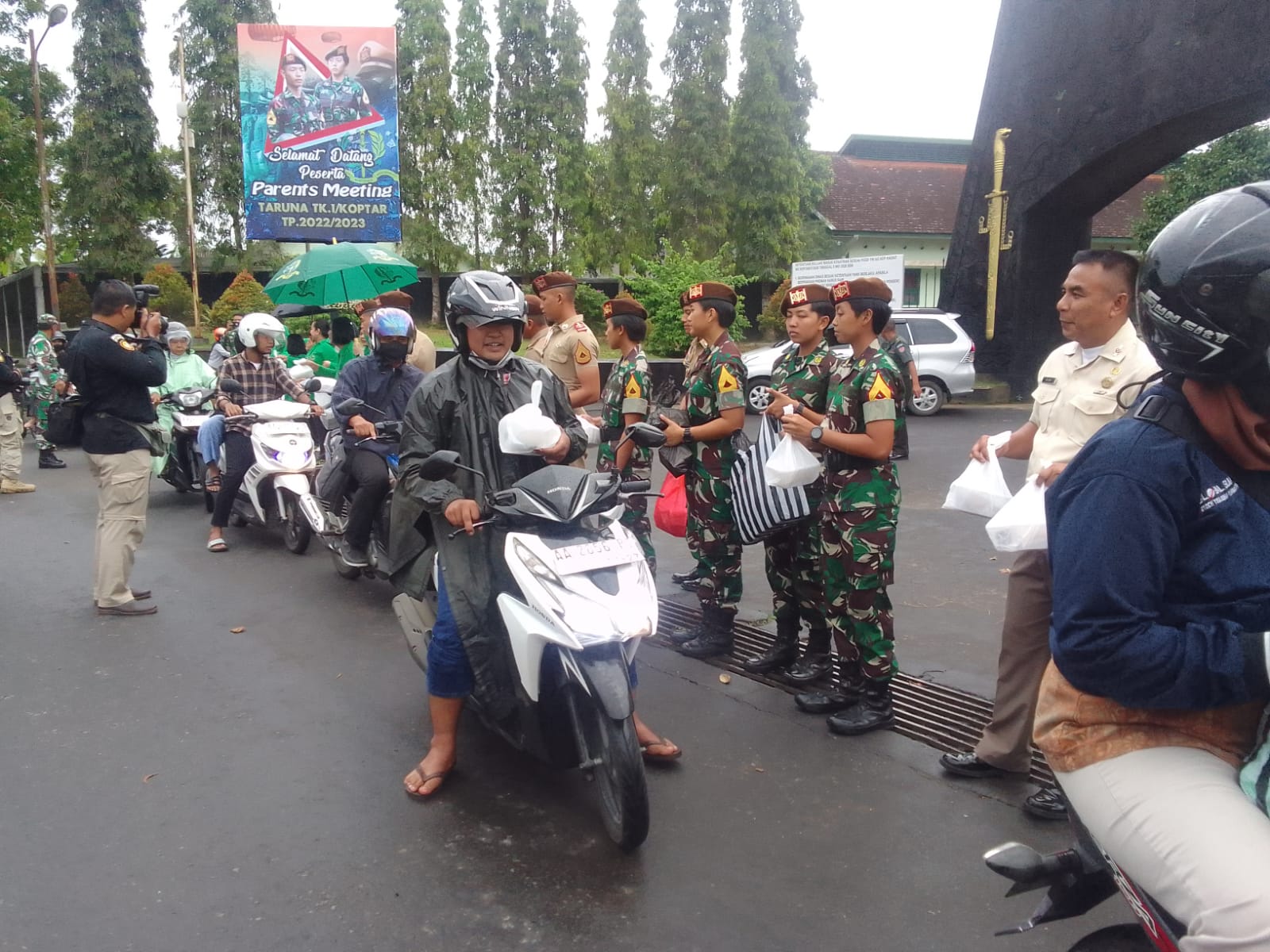 Aksi berbagi takjil terus dilakukan di banyak lokasi di Tanah Air