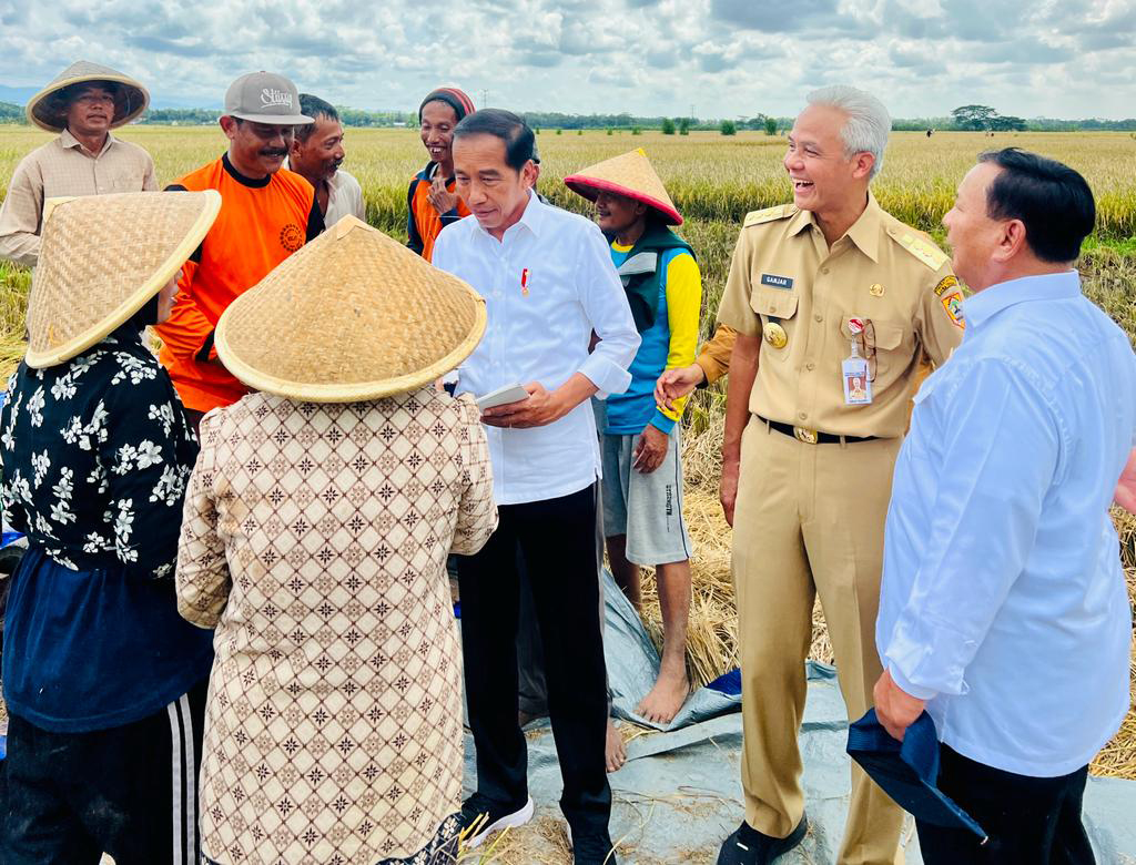 Presiden Joko Widodo dan Gubernur Jawa Tengah Ganjar Pranowo bersama petani.