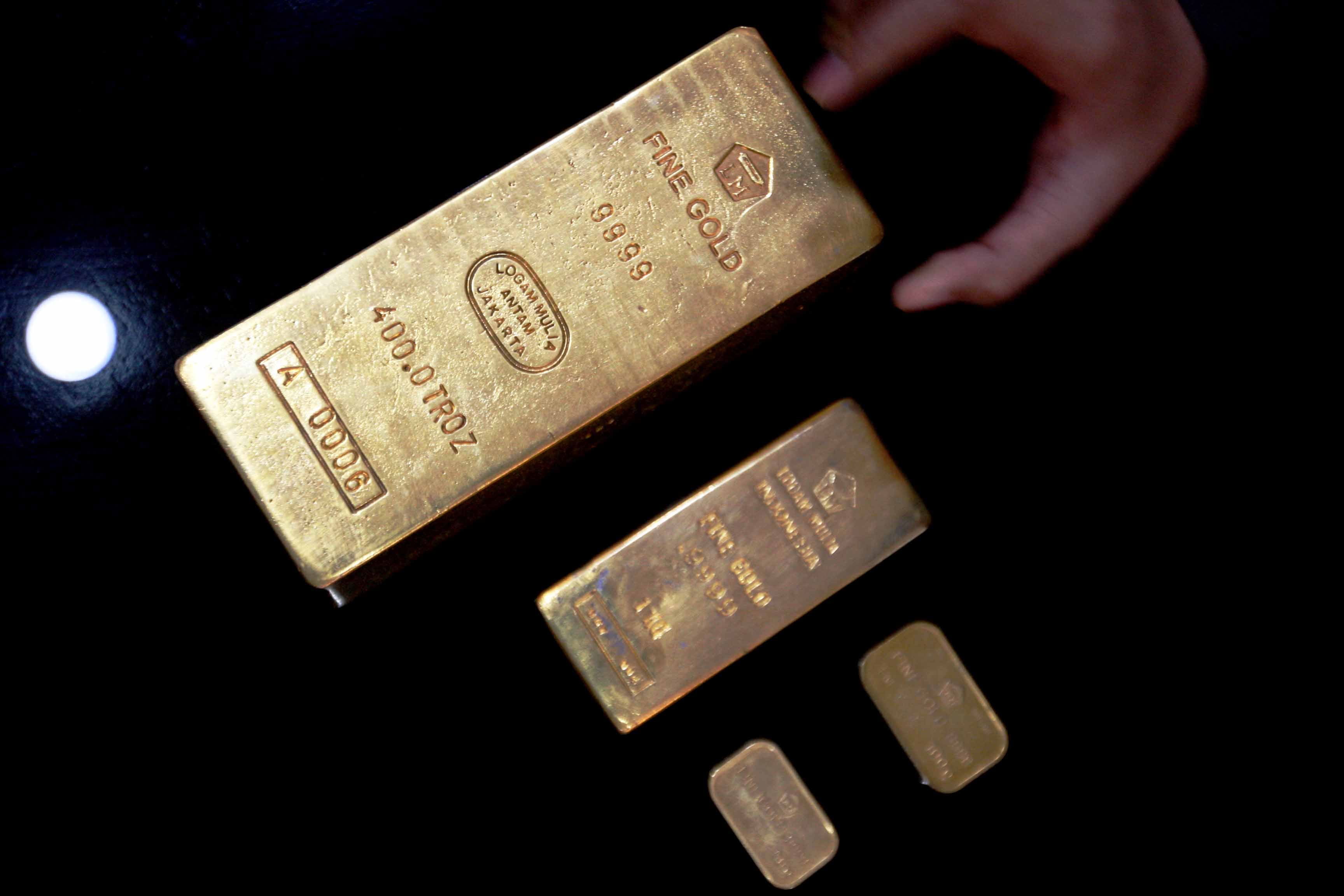 Pegawai menunjukkan emas batangan di PT Antam Unit Bisnis Pemurnian & Pengolahan (UBPP) Logam Mulia, Pulogadung, Jakarta, Rabu (15/9/2010).