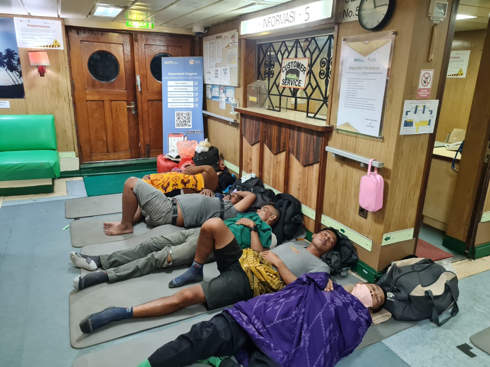 Kisah Mudik, Penumpang Rela ‘Ngemper’ di Koridor Kapal Semalam Suntuk Demi Pulang ke Kampung Halaman