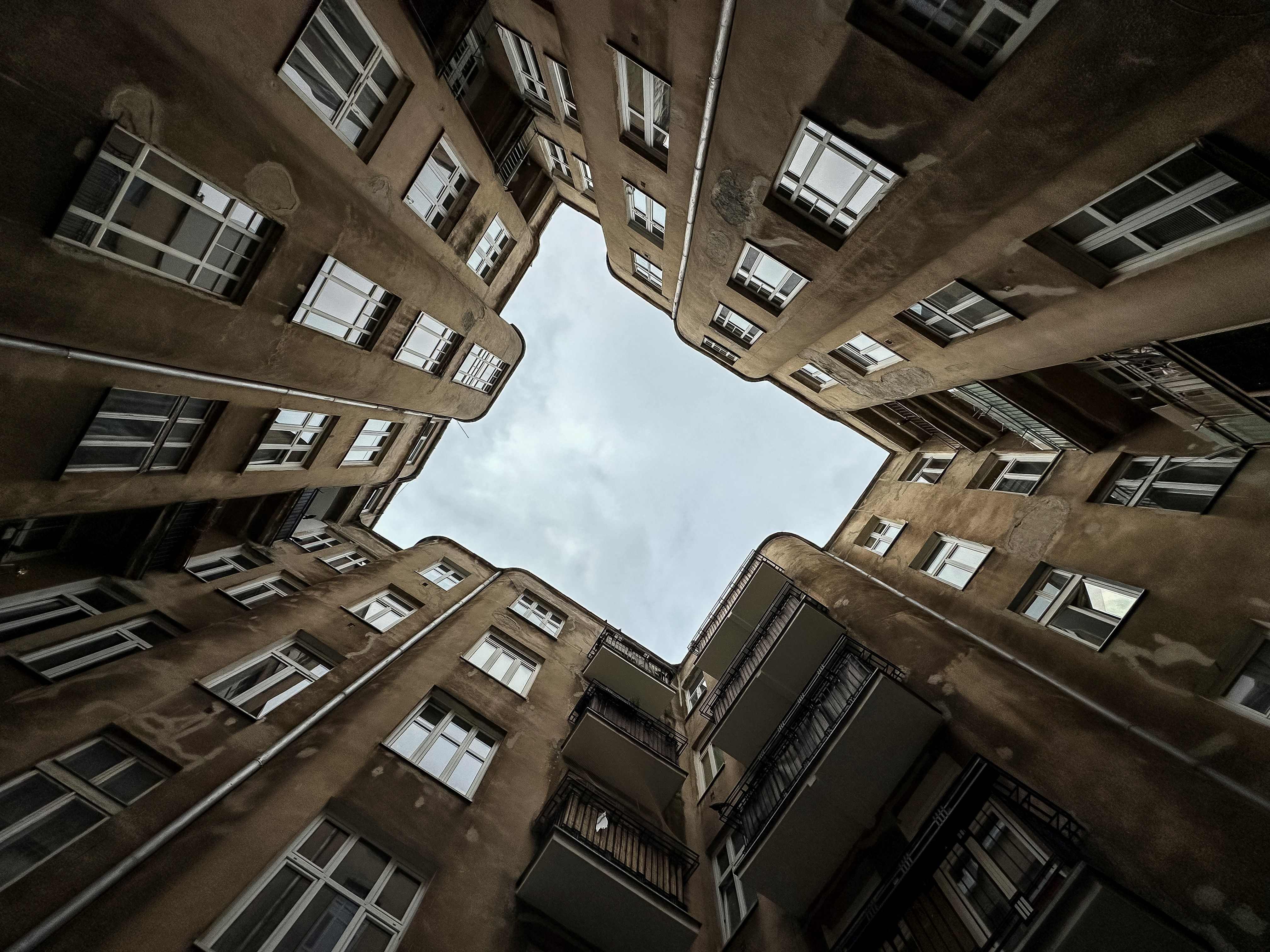 Benda-benda yang dipamerkan di Galeri Kordegarda, Warsawa, termasuk foto bidikan seorang fotografer amatir.